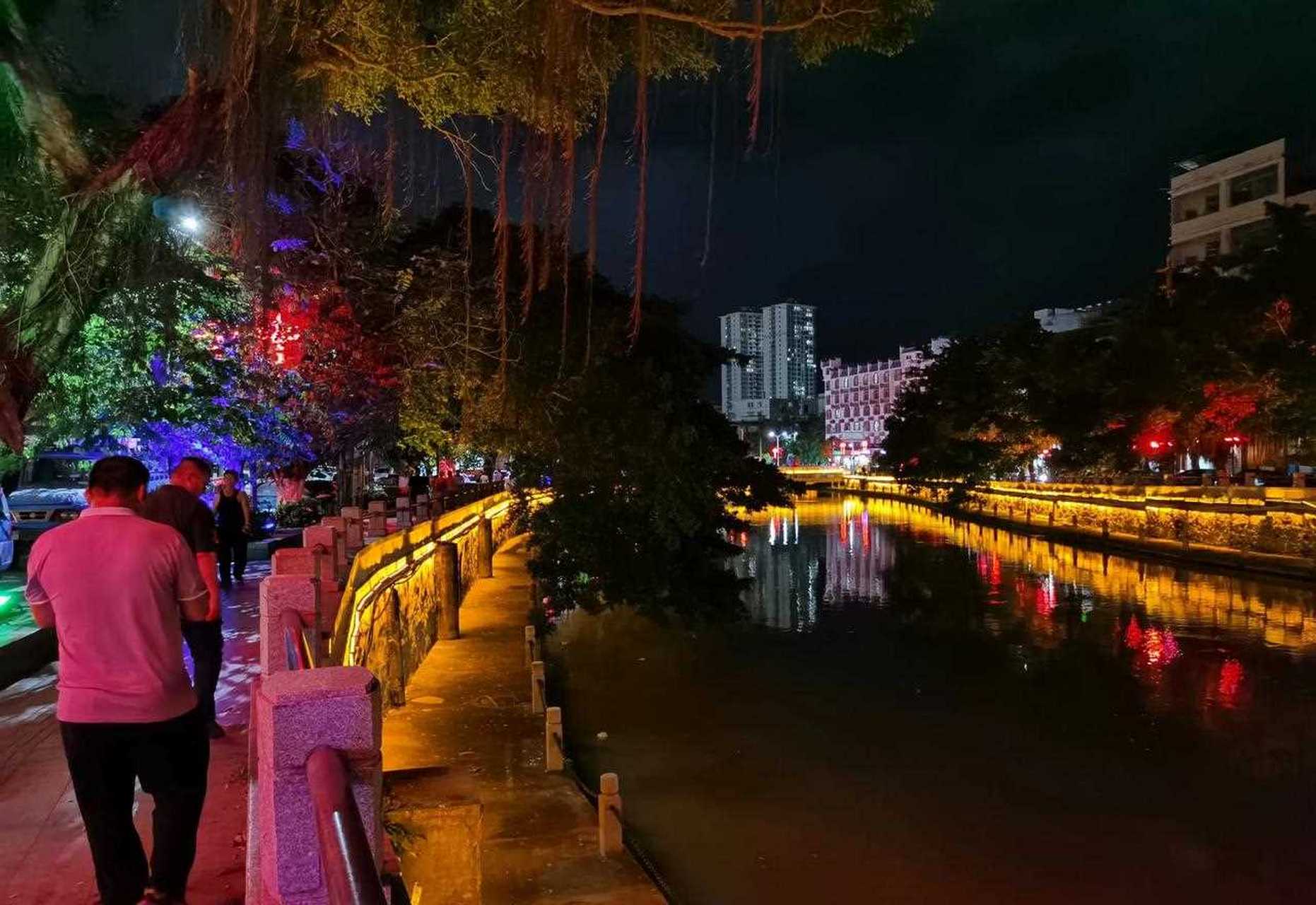 小城,陆川县城九洲江夜景,夜色里五彩斑斓的灯光,美轮美奂,夜幕下江边