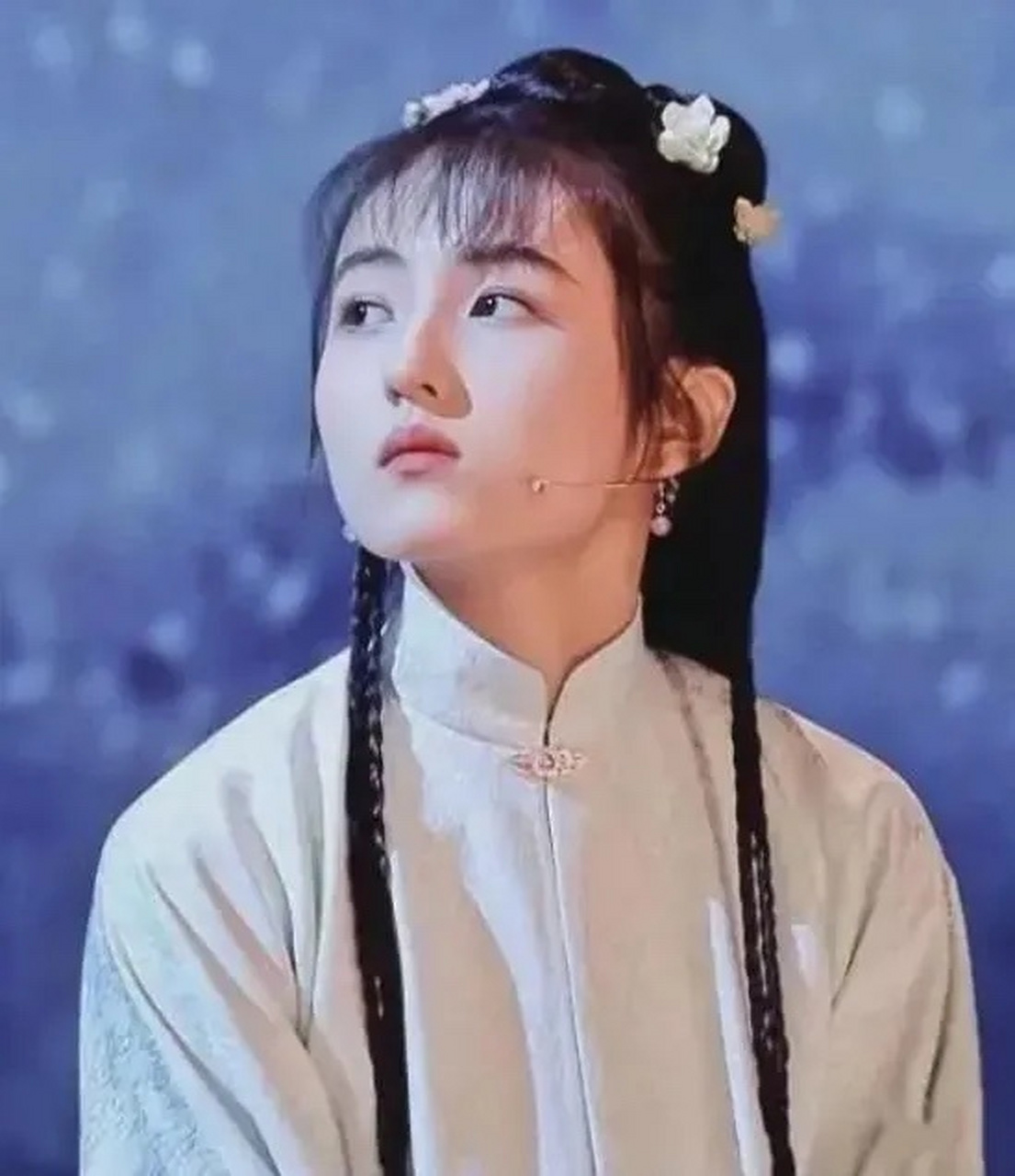 张子枫古装怎么看怎么像个丫鬟. 还是适合高中生,多清纯呀