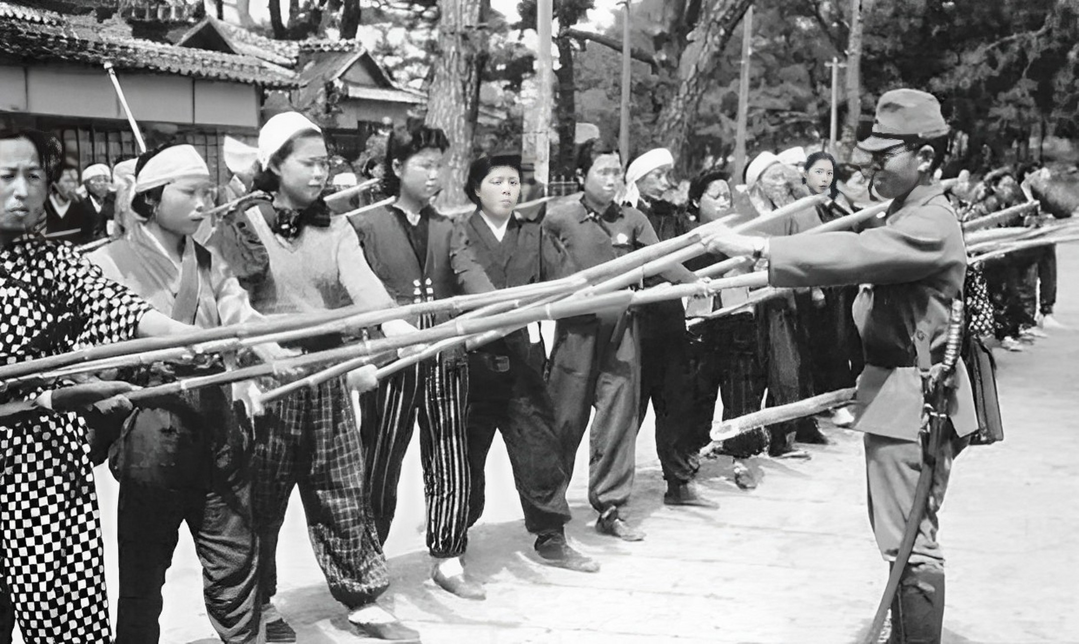 时日军组织在二战中创建了一支"姬百合部队",里面全是军政府强征的女