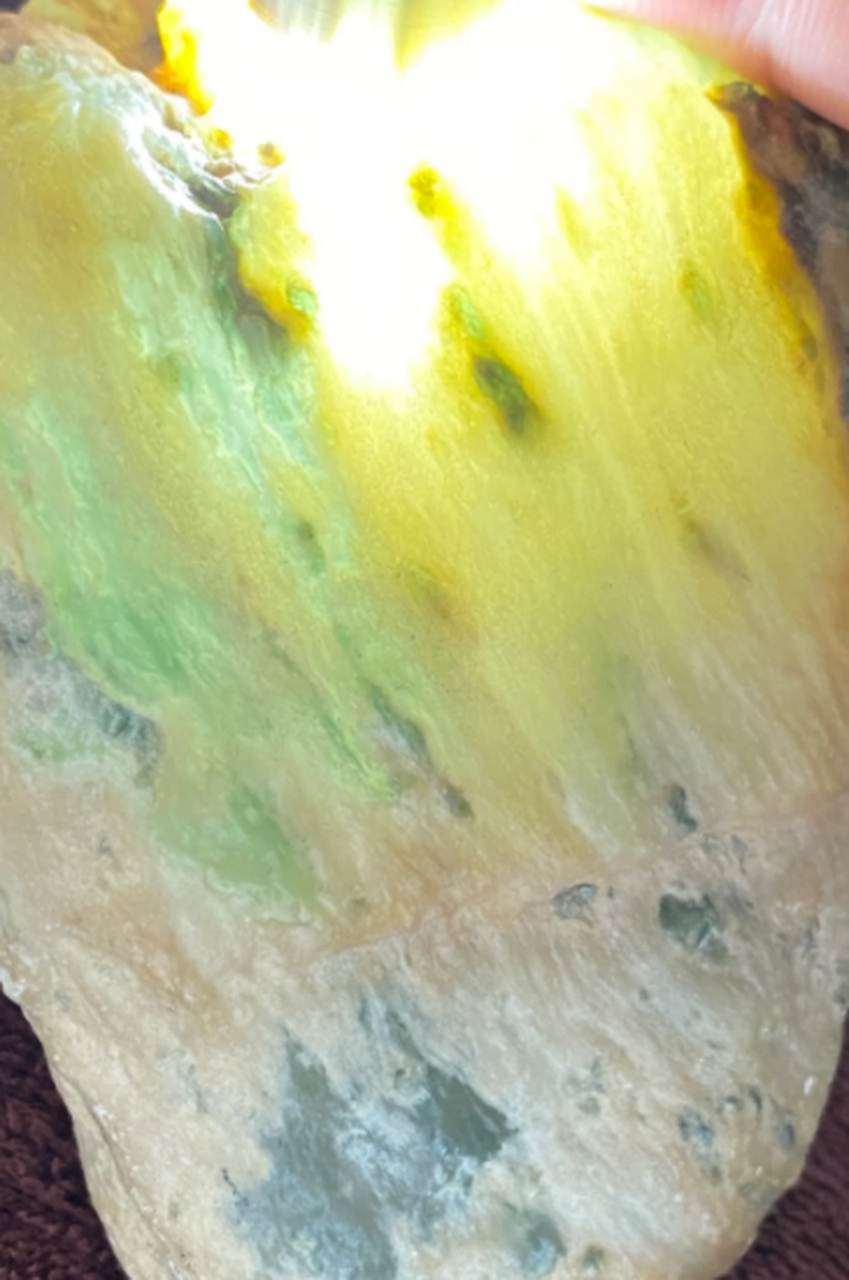 点击头像看直播##翡翠原石#630克高冰种木纳敞口牌子挂件料,一汪侨