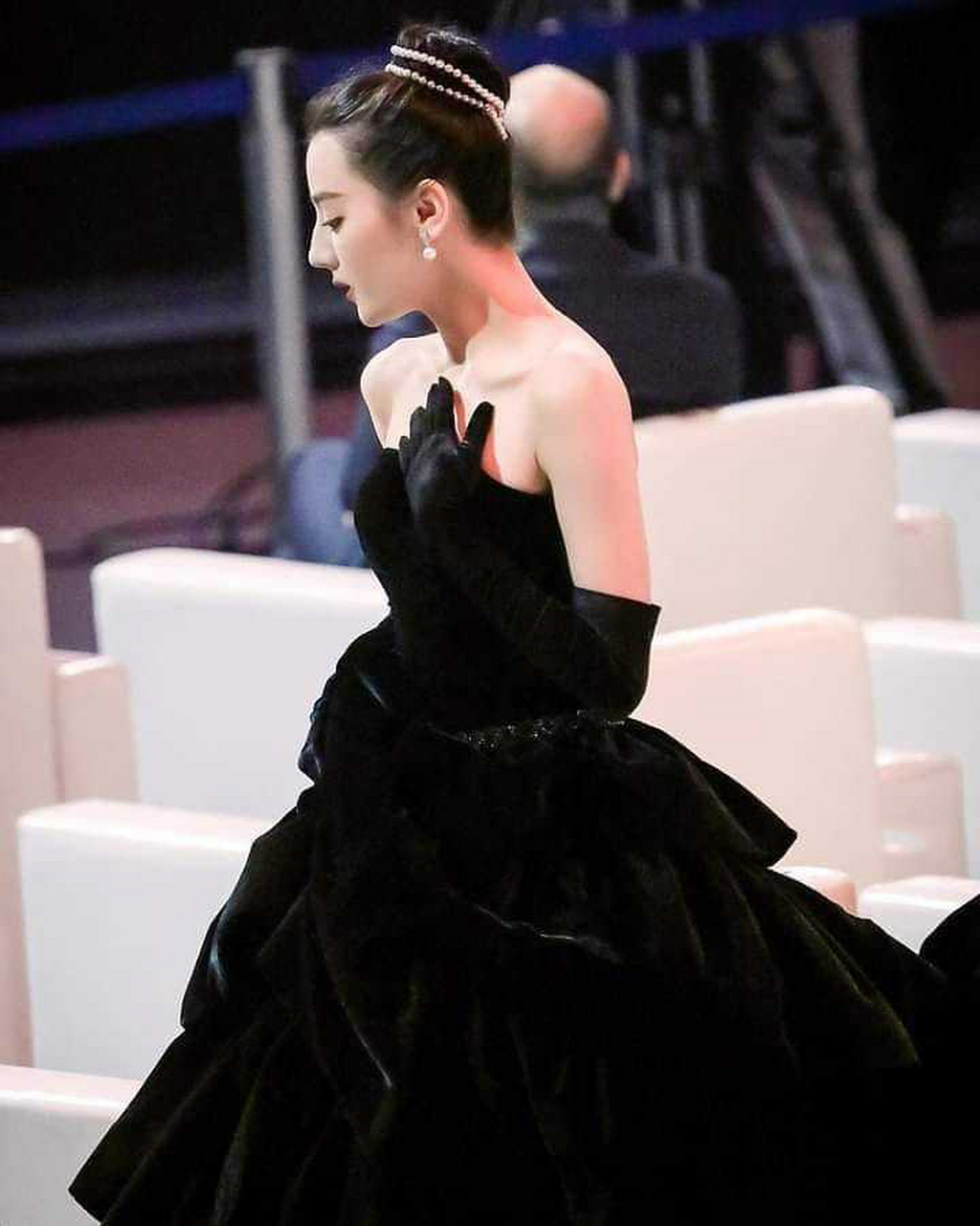 迪丽热巴# 胖迪赫本造型高贵又优雅!美到失语! 676767