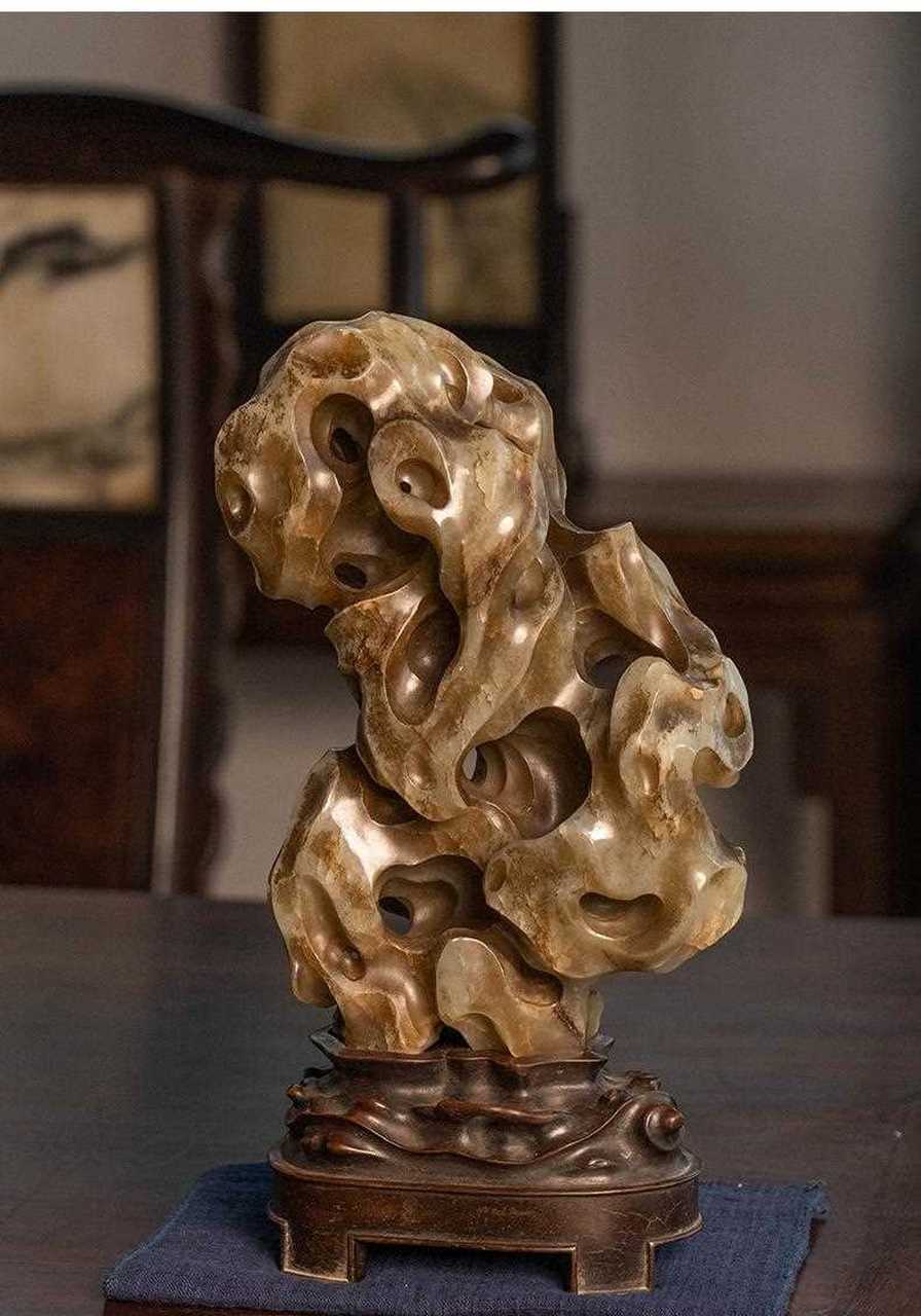 清 玉雕太湖石山子摆件(红木座) 尺寸:14××28 价格:5000 此品摆件作