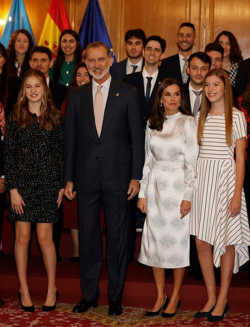 费利佩国王,莱蒂齐亚王后带着俩女儿出席公主奖获奖者接待会!