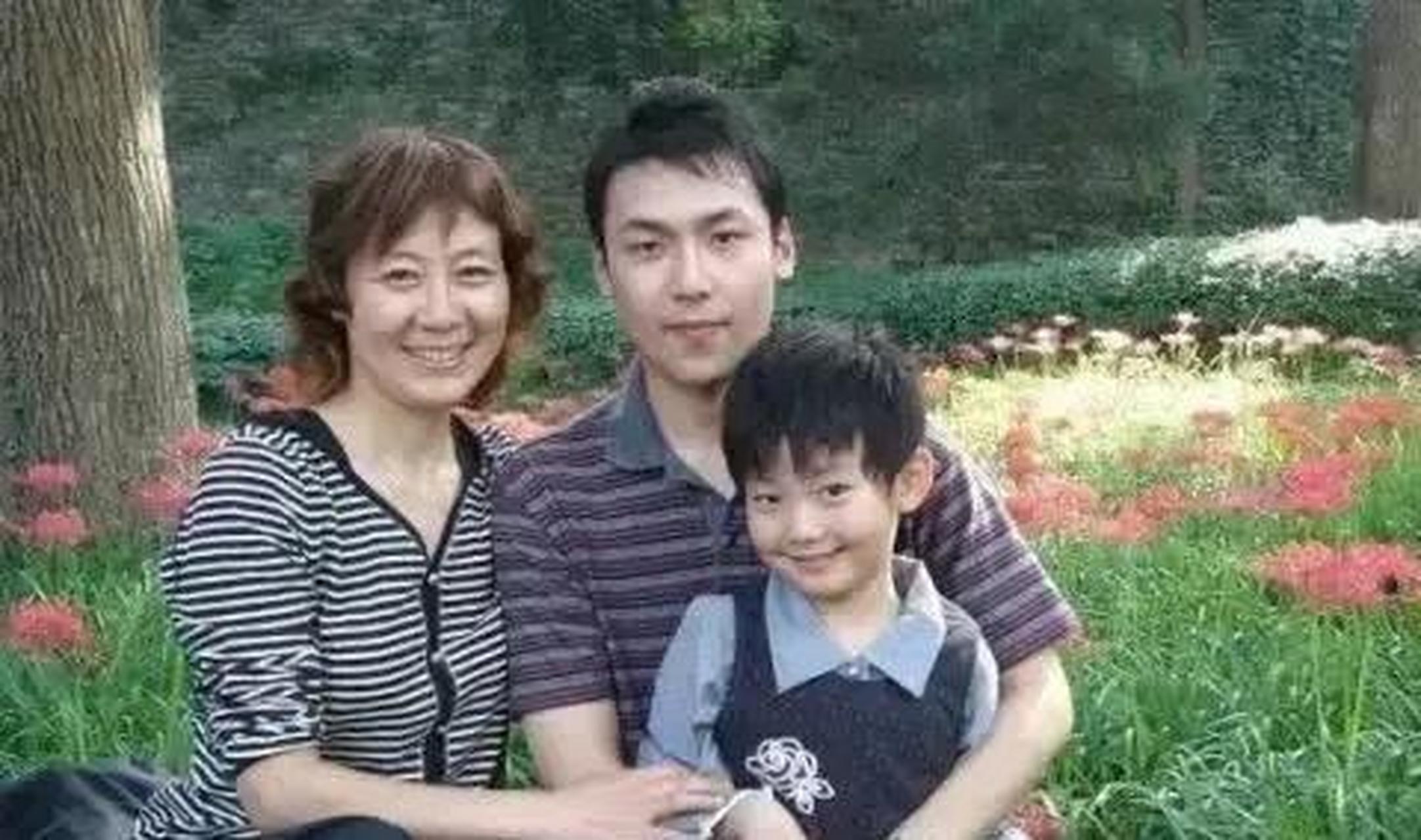 gif创作人# 著名演员范明与二婚老婆,女儿,继子一家四口合影,老婆