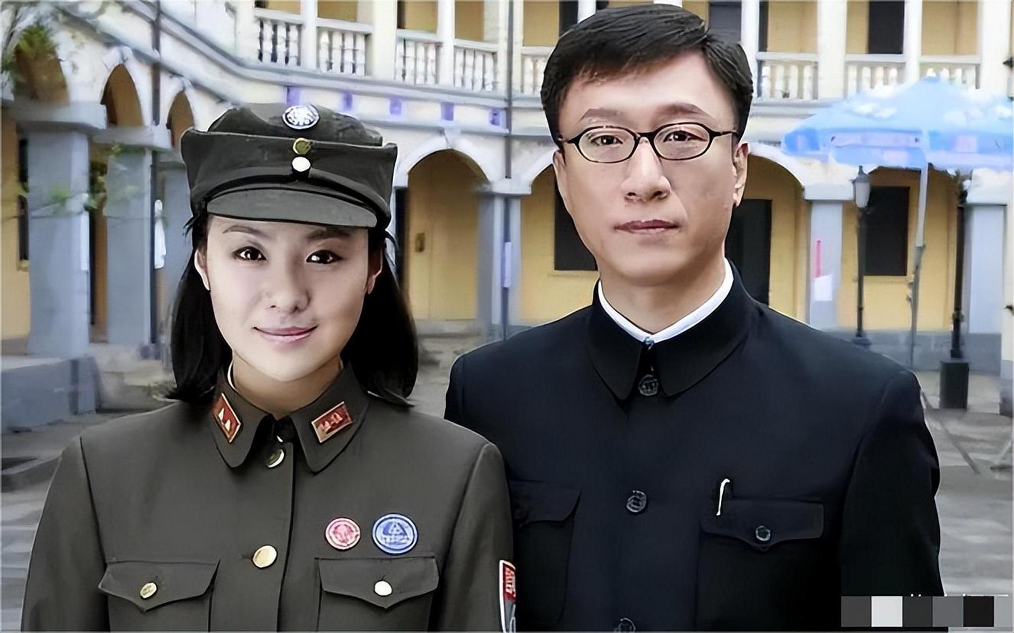 在《潜伏》拍摄完成以后,扮演左蓝的沈傲君受邀参加一类真人访谈节目