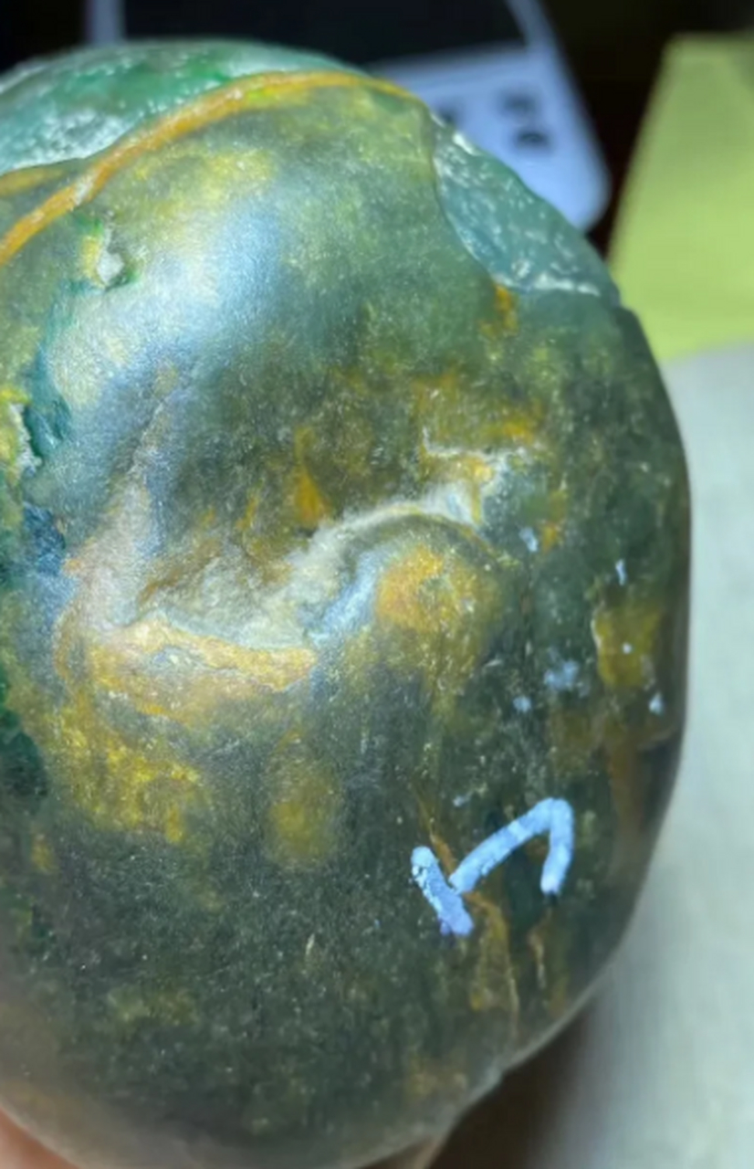 点击头像看直播##翡翠原石# 老坑大马坎水石!切了个口!肉质细腻!