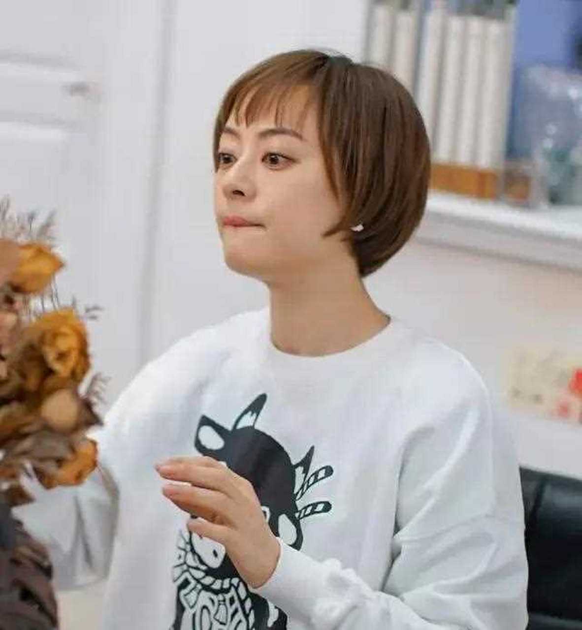 孙俪穿白色卡通卫衣美出少女样!