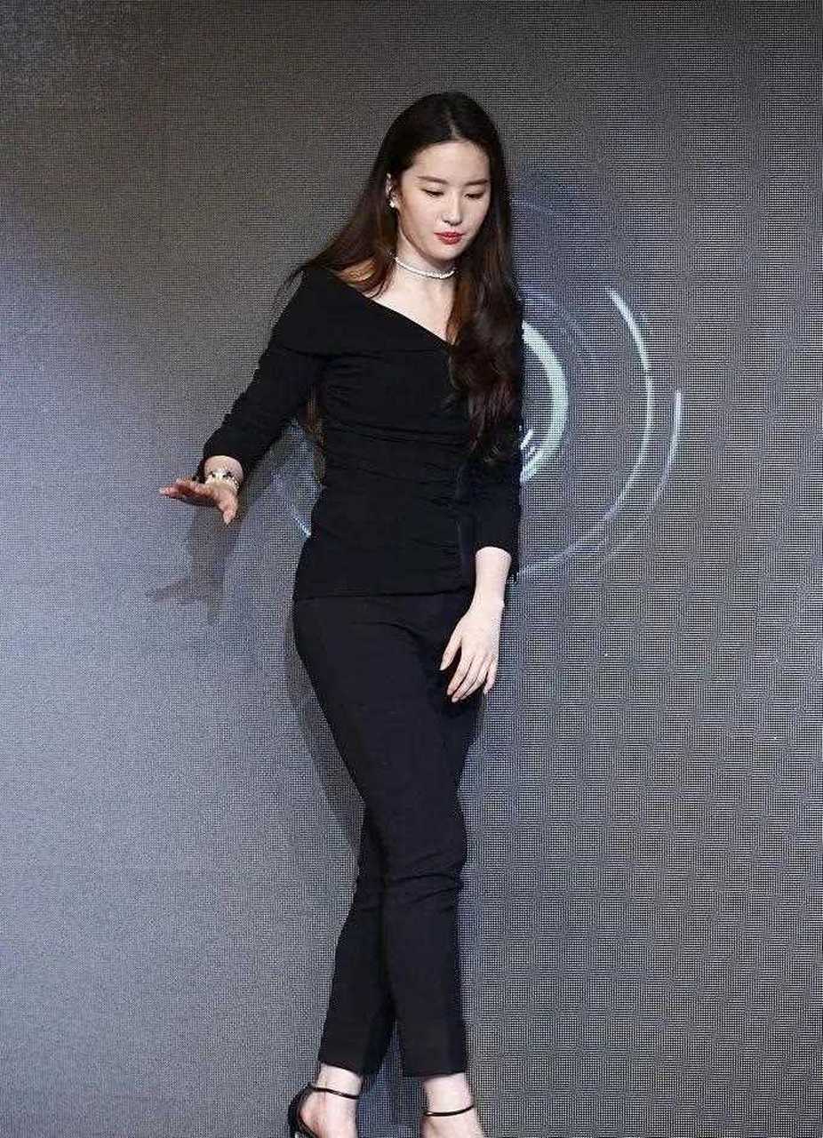 穿上高跟鞋那是相当的性感,有一种心跳加速的感觉,足弓完美不是扁平足