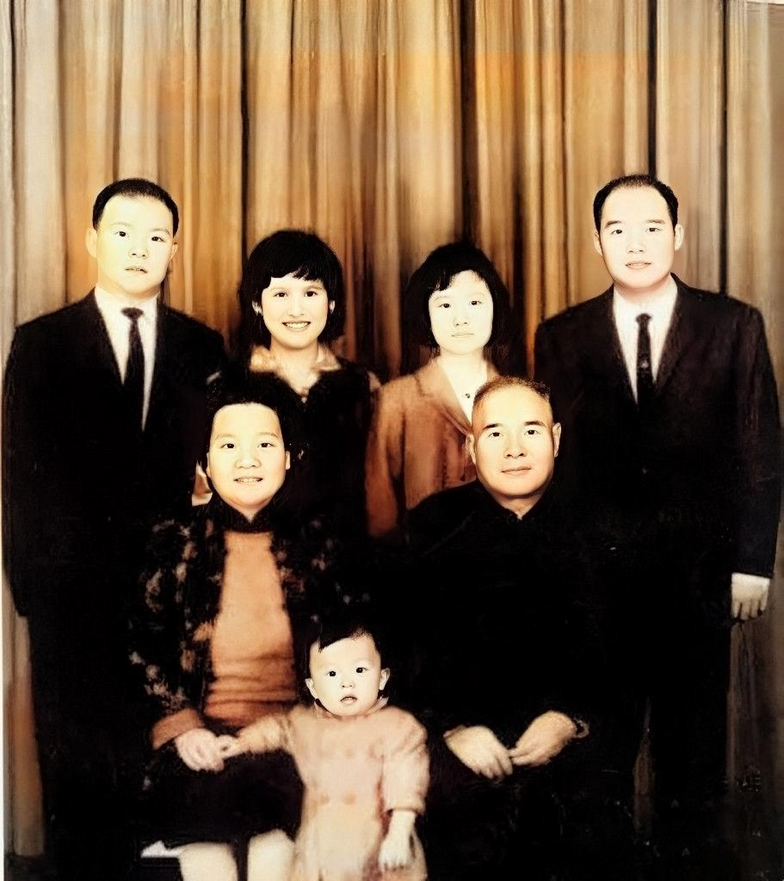 20世纪60年代,张国焘与妻子杨子烈和家人在香港合影.这时,他生活贫困,