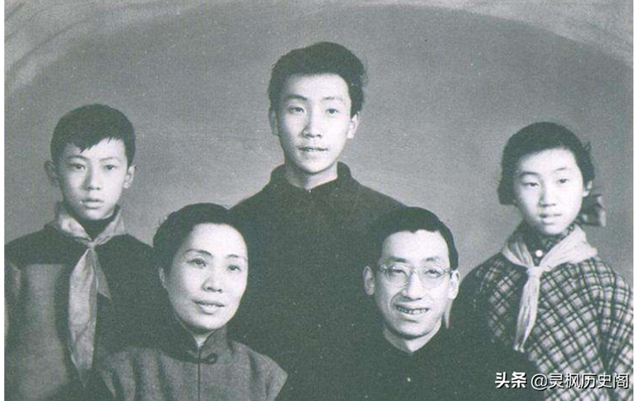 在谭敬的帮助下,张葱玉的资产越来越少,就连家中古董藏画也逐渐用来