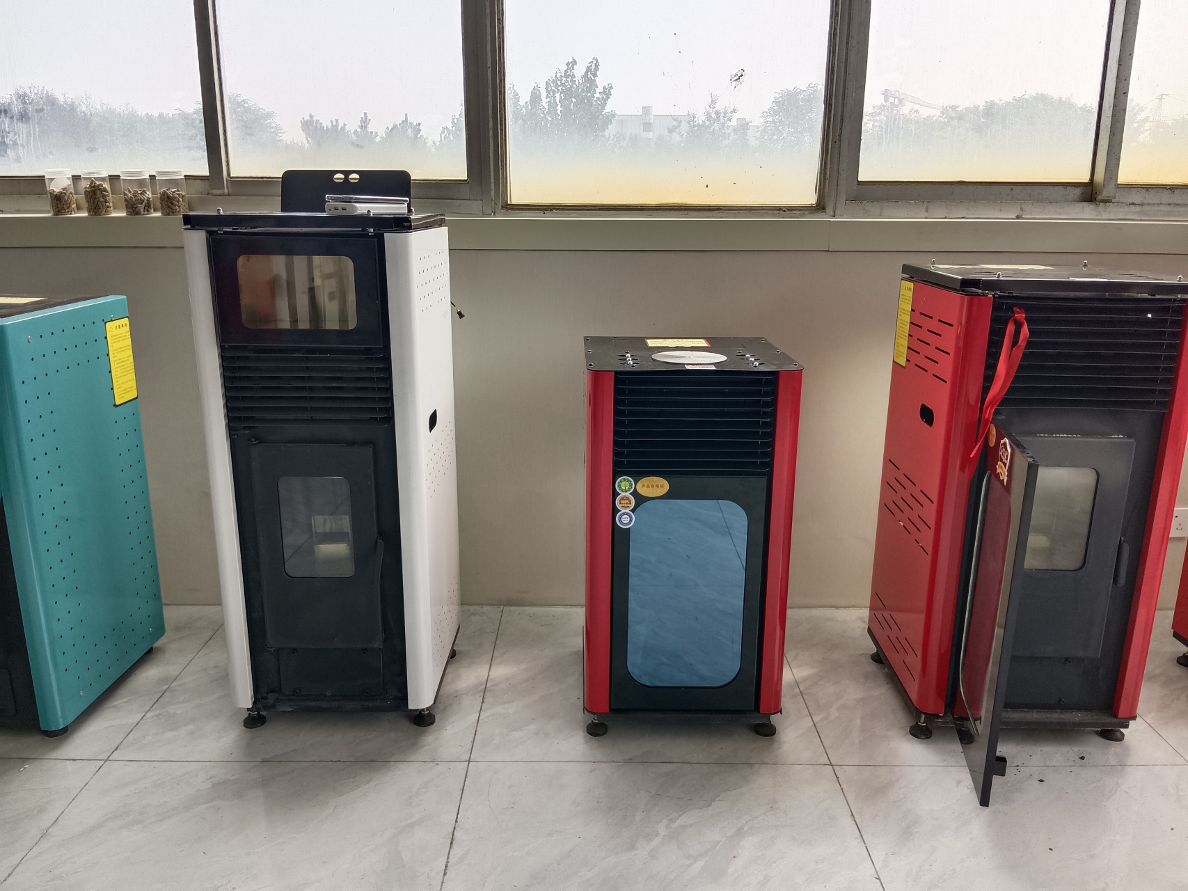 生物质颗粒是经过粉碎,压缩,冷置,成型等多道工序加工而成.