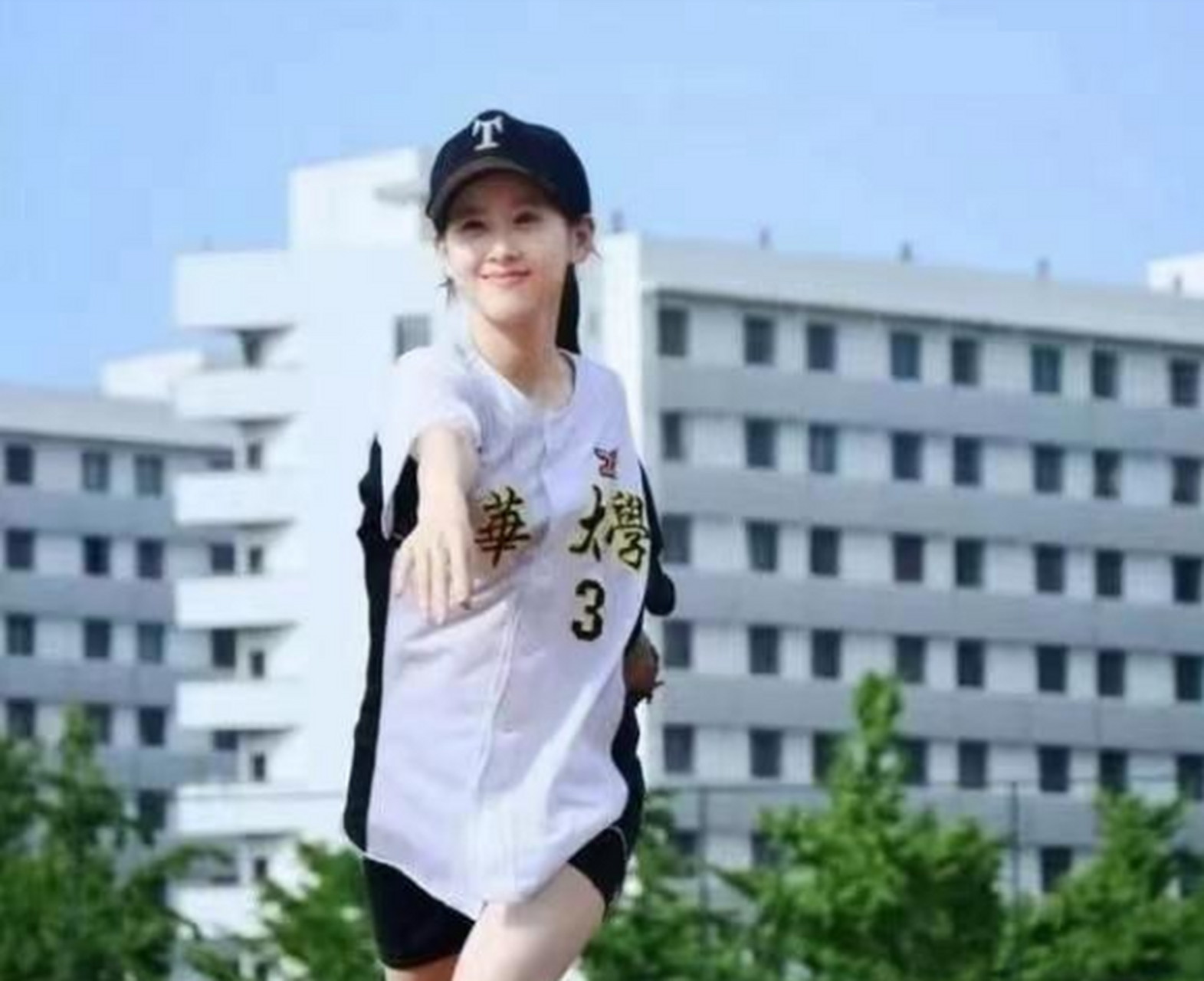 章泽天在清华大学读书的时候拍的照片,青春又活力的样子,格外的惹人