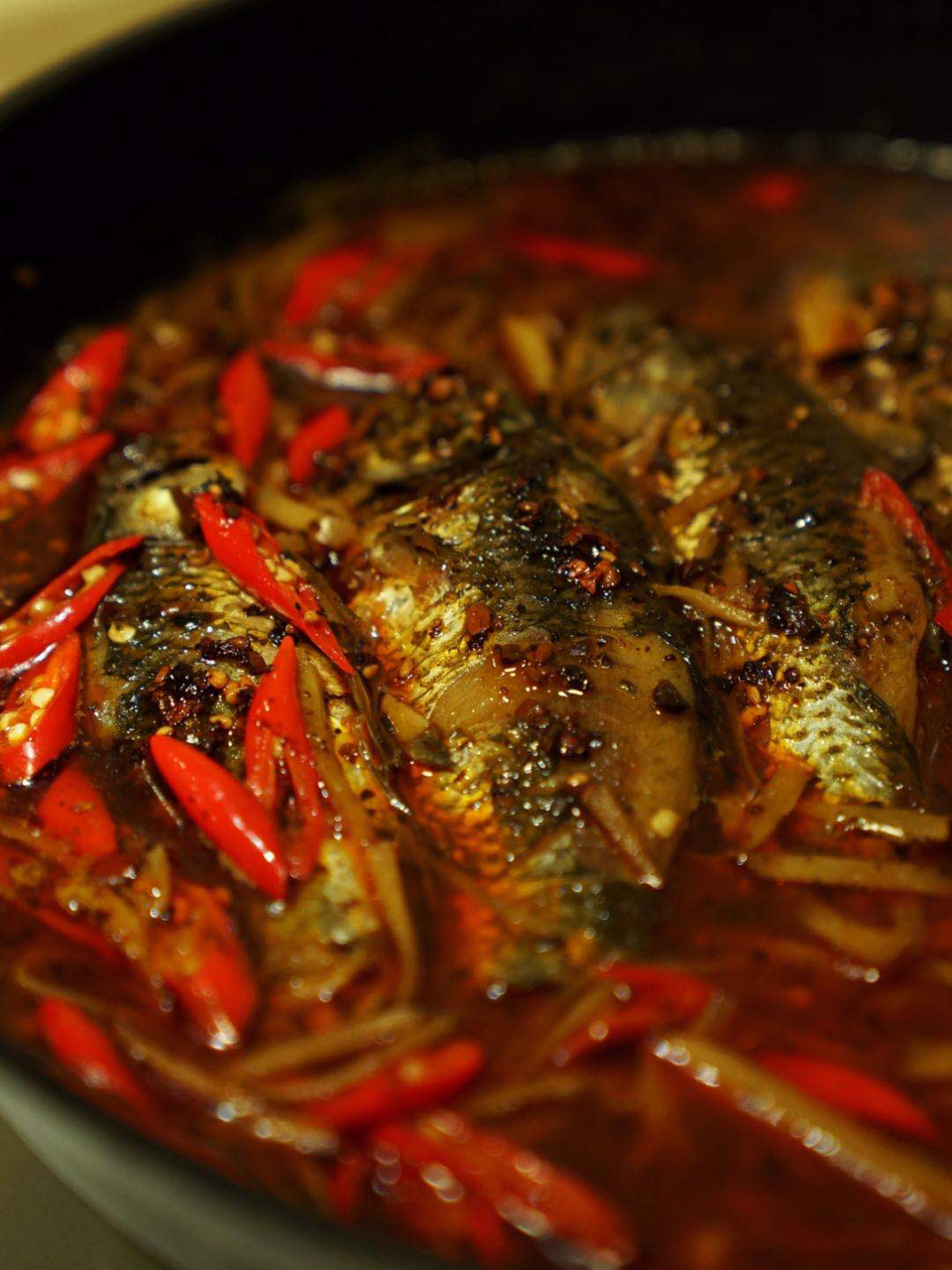 五条野生小鲫鱼,如果用虾酱来红烧,是最完美了,可惜虾酱吃完了.