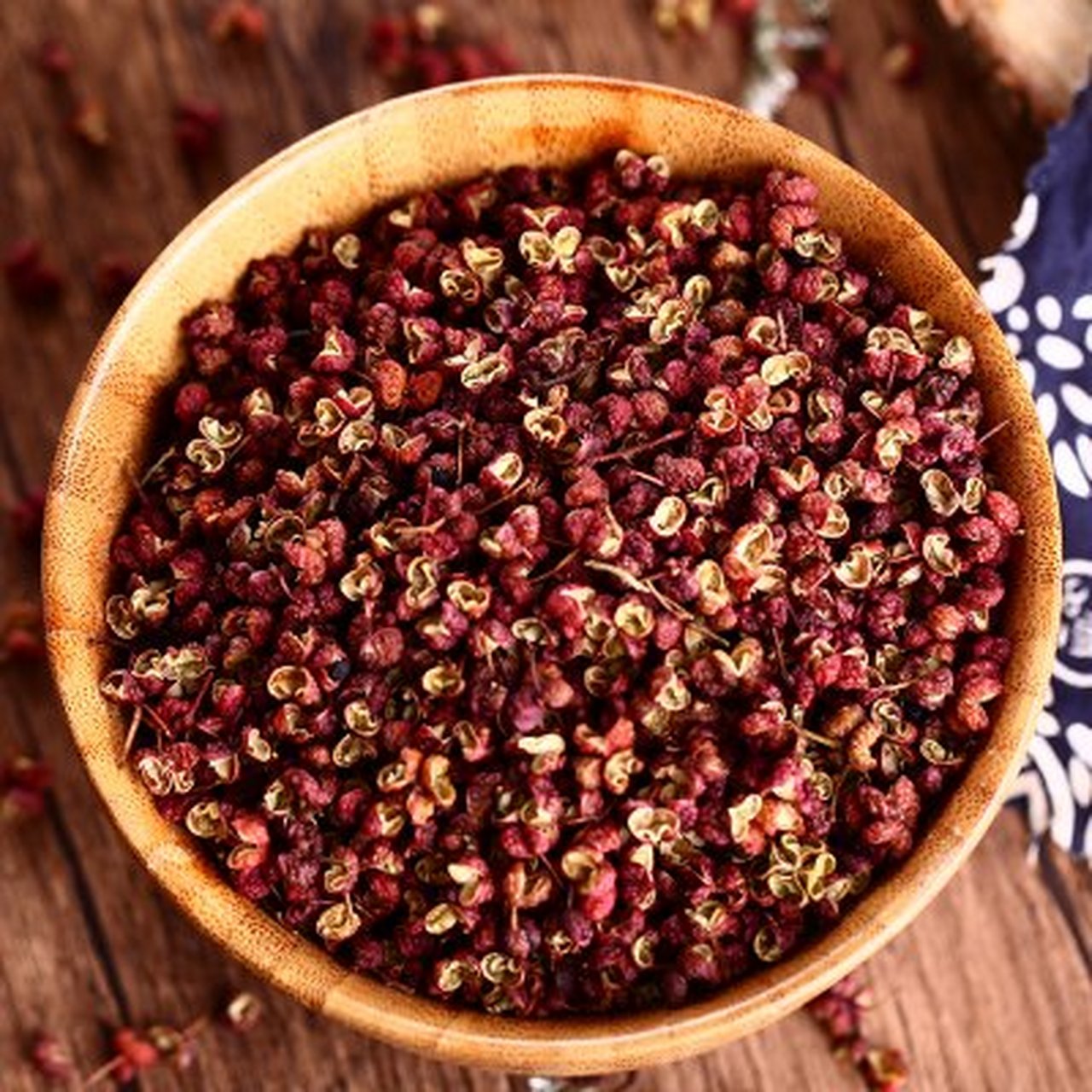 妙用花椒瘦肚子 可以用花椒十克,山楂20克,加上四碗水,煮上20分钟