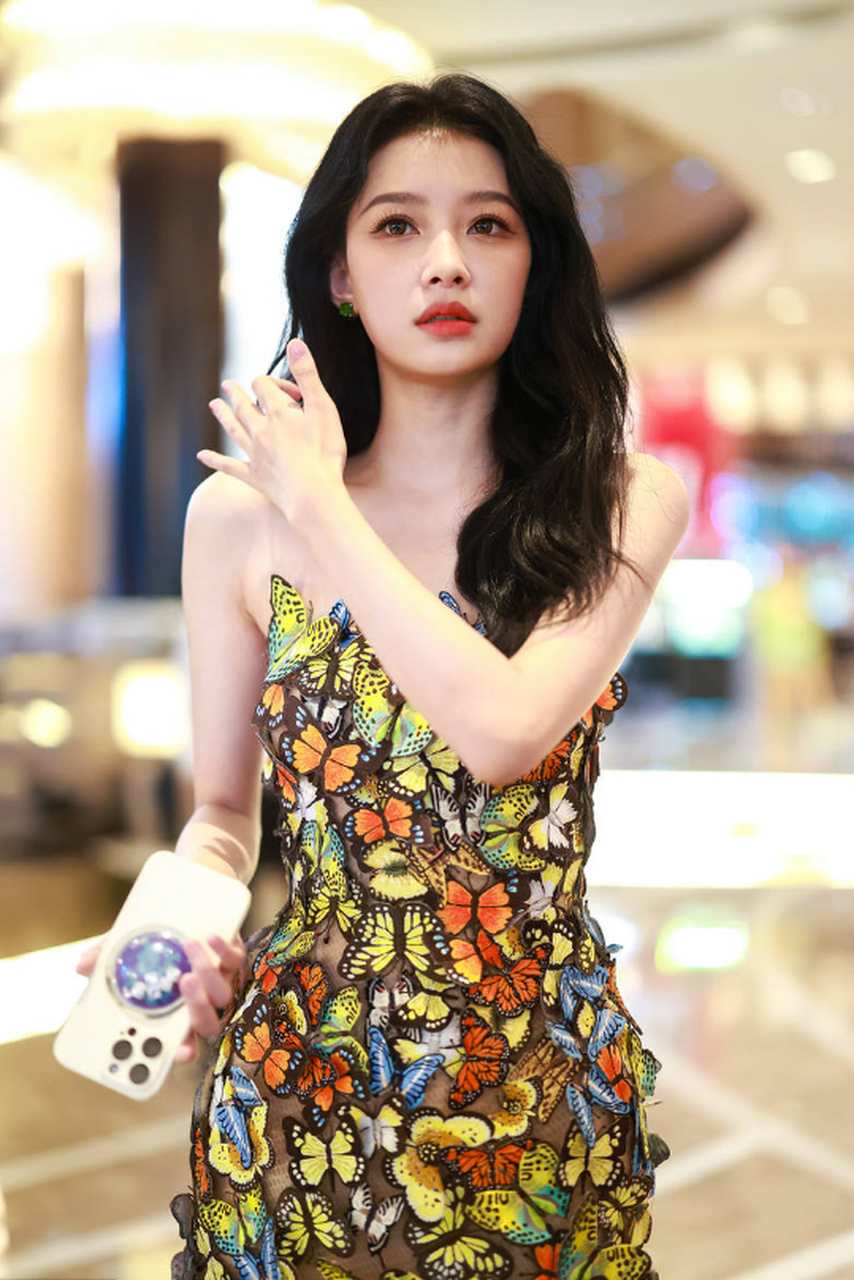 这件蝴蝶抹胸裙非常适合孙怡的气质和身材,既清新又性感.