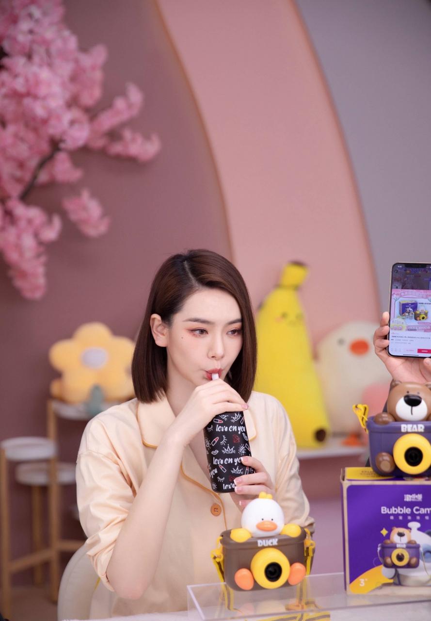 戚薇也挟明星自带光环的便利以及自身的流量杀入了直播带货行业,现场