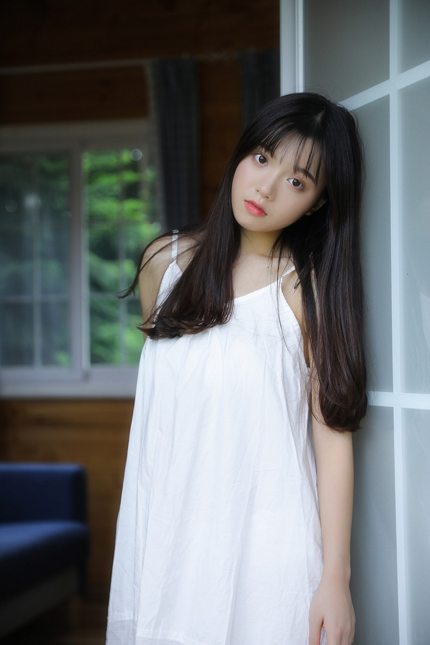这是一名黑长直纯情少女,圆溜溜的眼睛,让她看起来非常机灵可爱.