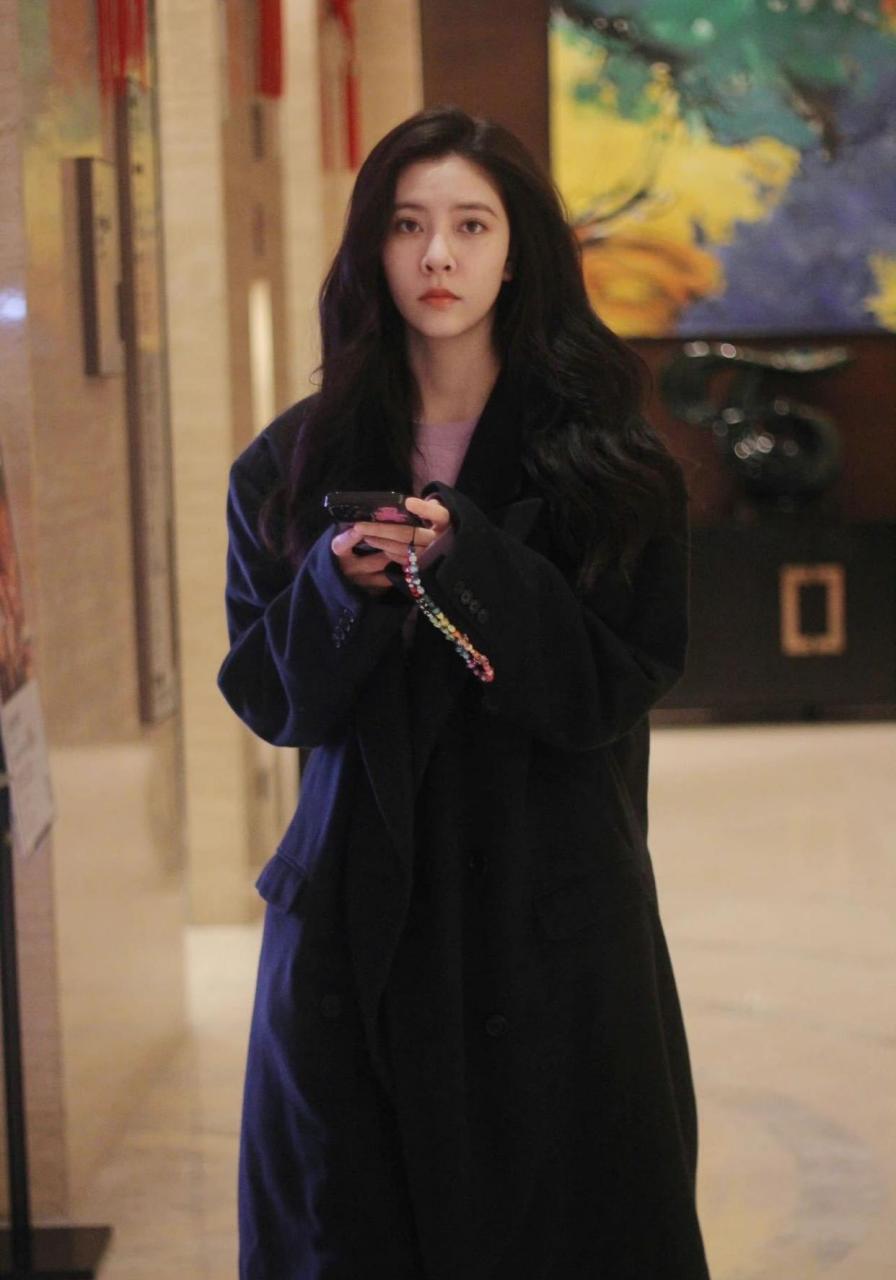 戏内是明艳耀眼的女明星苏纪时,戏外是认真敬业的演员宋妍霏