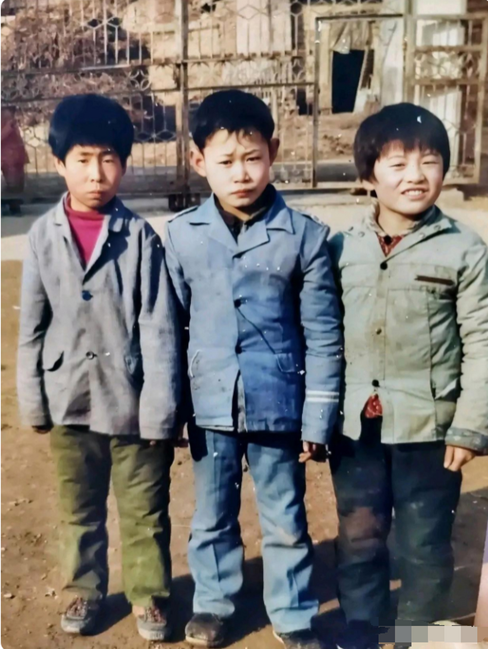 照片中的他们,衣着并不华丽,甚至有些朴素,后面的房屋也稍显破落