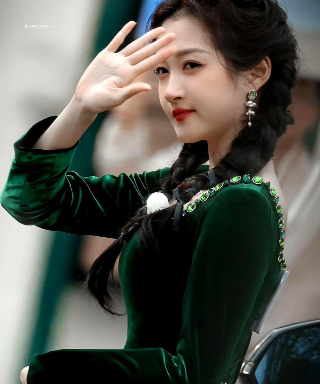 关晓彤以复古新造型参加奔跑吧,墨绿色的服装特别显得她肌肤白皙,整个