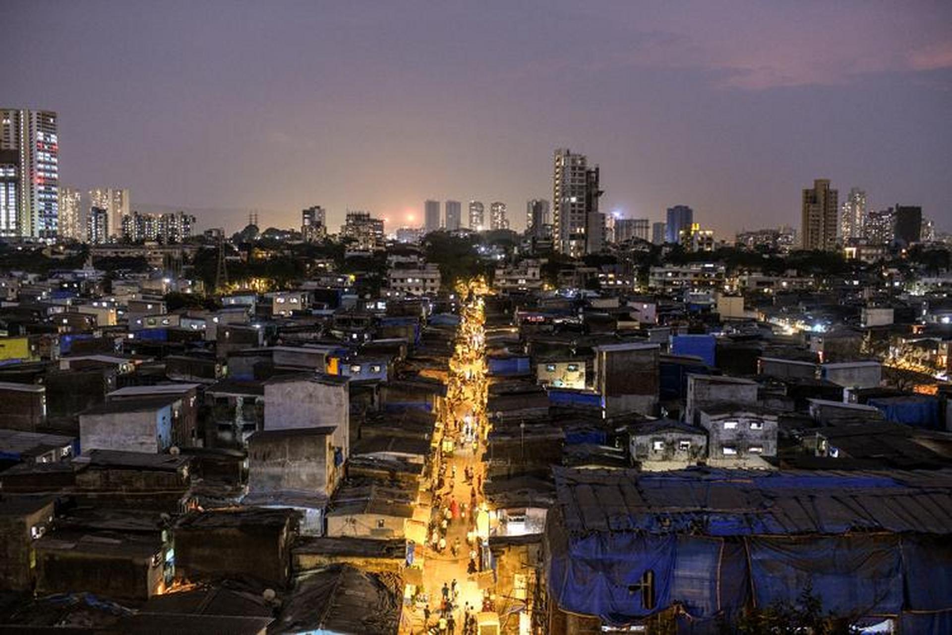 达拉维贫民窟是位于印度最大城市孟买市中心的一个市镇,居住人数高达