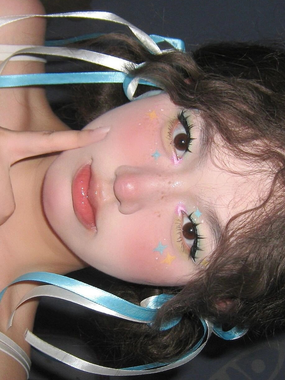 里的霓虹色调来化了个可爱元气的妆容,刚好适合即将到来的万圣节派对