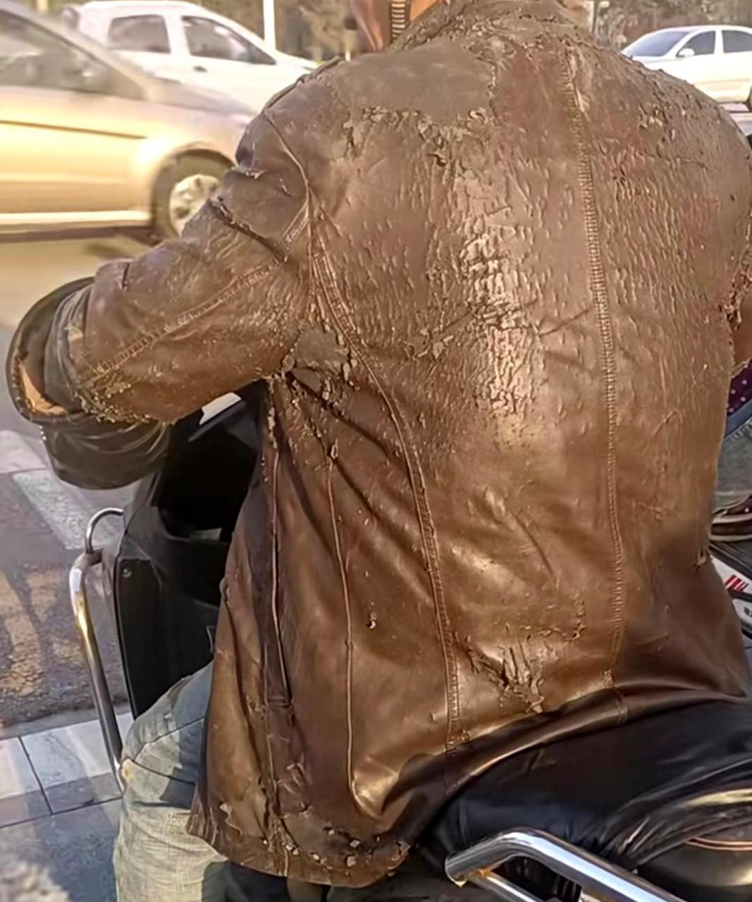 大叔真是个能过日子的人,即使衣服已经破旧不堪.