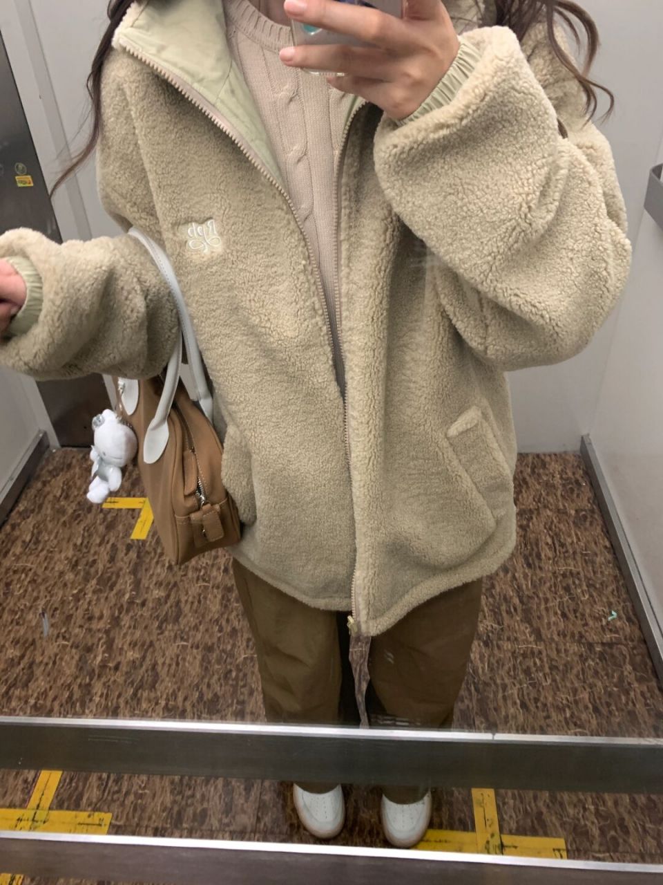 沉醉在棕色系的世界中  棕色系穿搭带给人一种温暖的感觉.