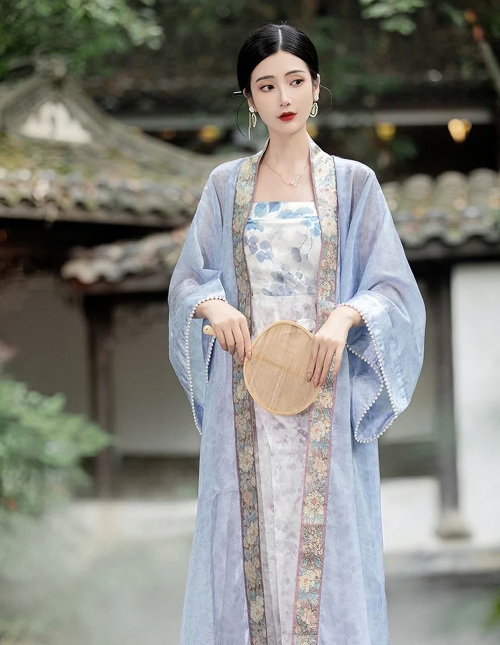 上衣,还有长长繁复的长裙~   其实汉服体系中还有一种形式据说是最