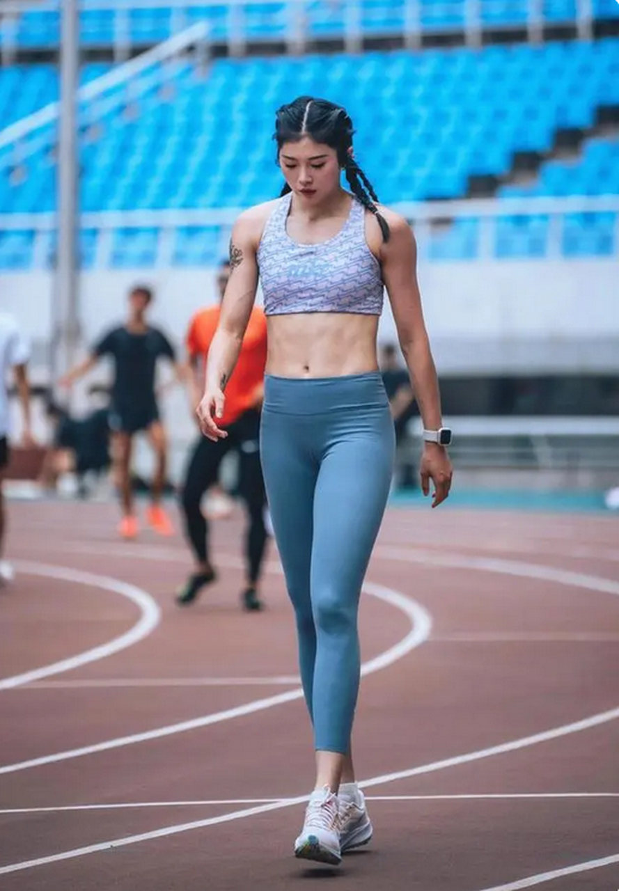 运动员吴艳妮因右臂纹身惹争议,吴艳妮因右臂纹身引发了许多争议,然而