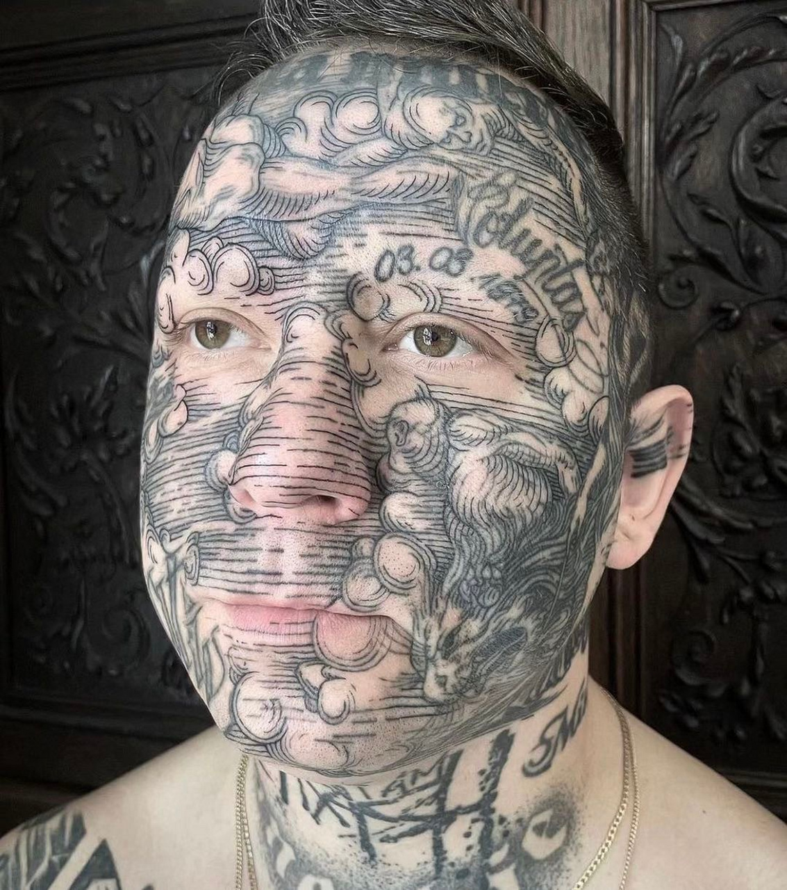 那些国外火出圈的纹身女婴出生2天就被母亲打耳洞