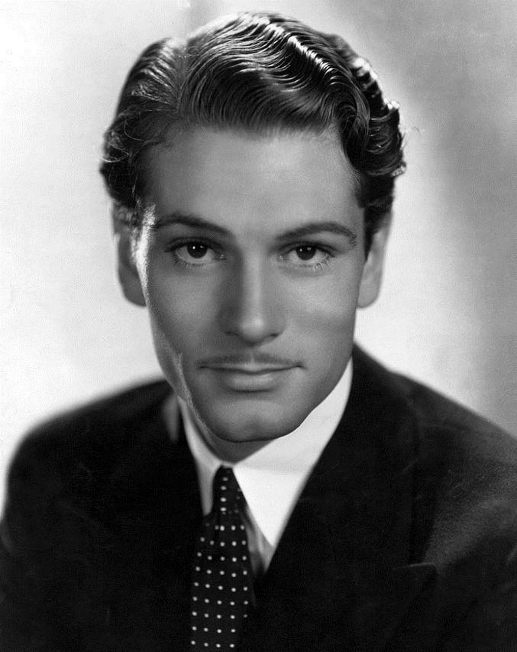 劳伦斯·奥利弗,1907年1月 22日生于英国,十五岁登台,主演《呼啸山庄