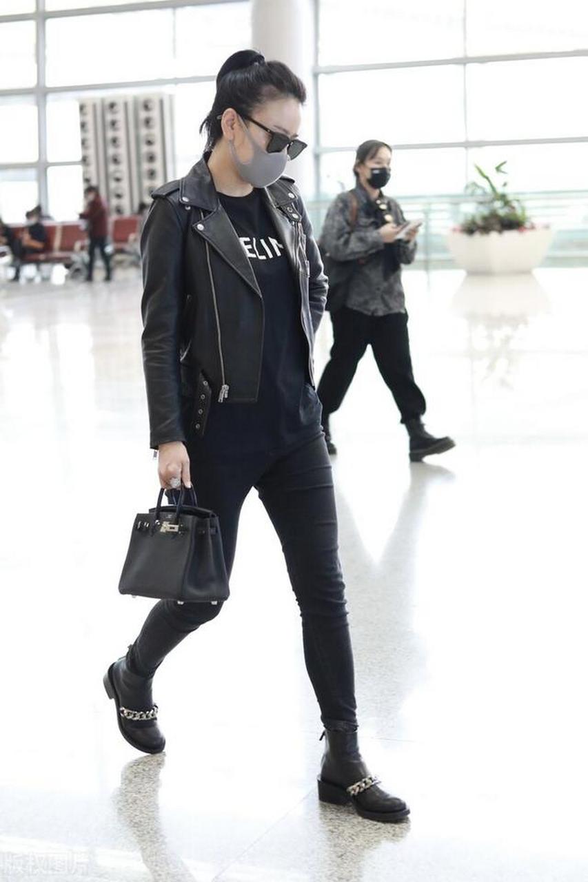 机场街拍:毛俊杰黑色皮衣 黑色t恤 链条靴酷飒美丽