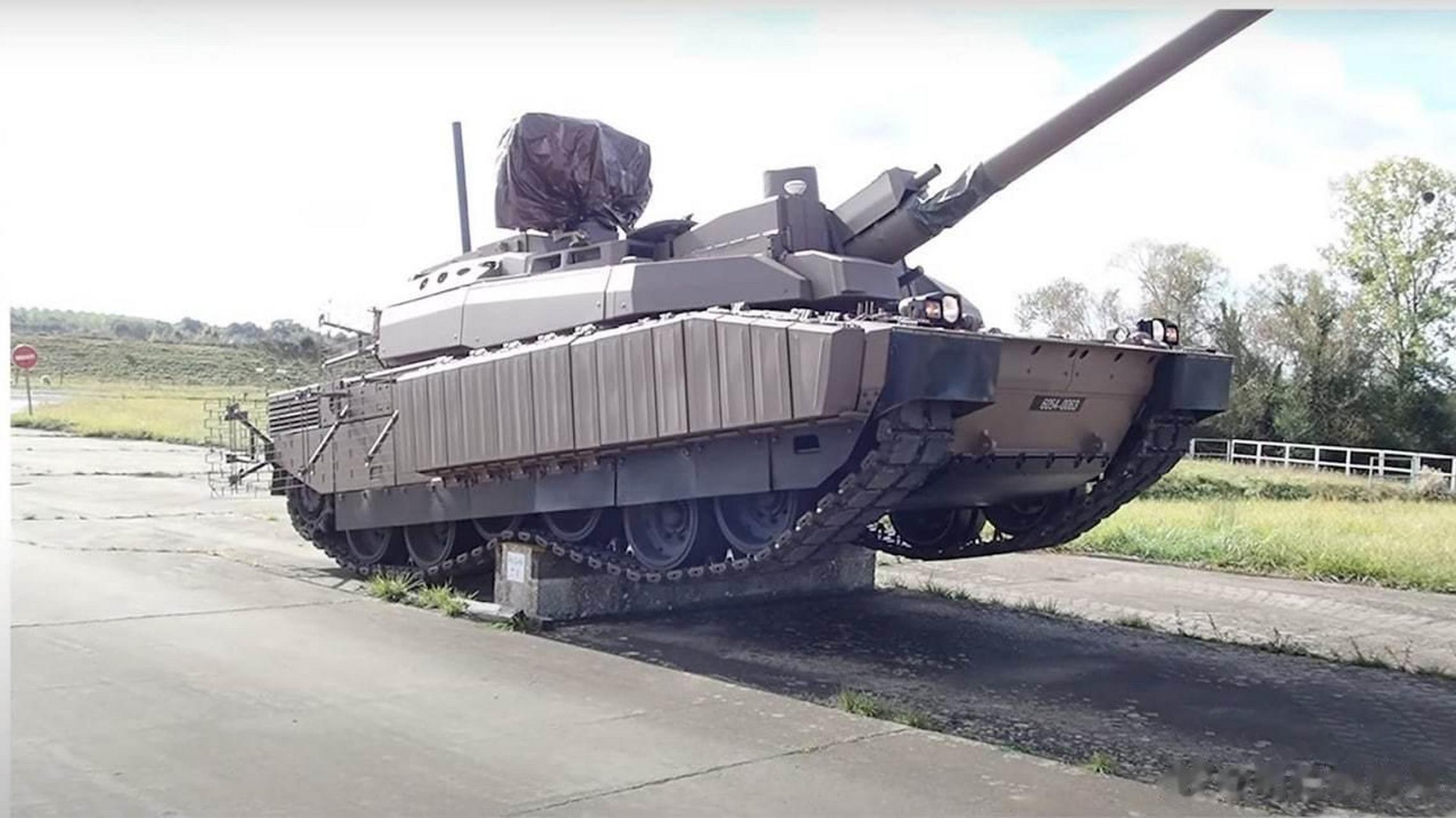 法国陆军开始测试新型勒克莱尔xlr主战坦克,该坦克装备一门120毫米