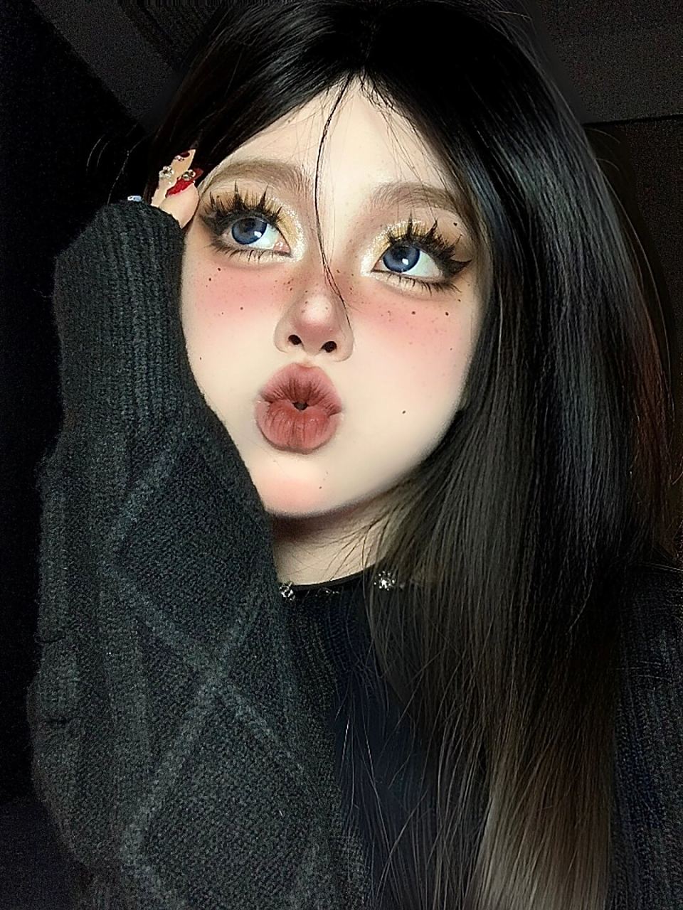 种能玩儿死我的美感  今天为大家分享一个充满独特魅力的亚裔辣妹妆容