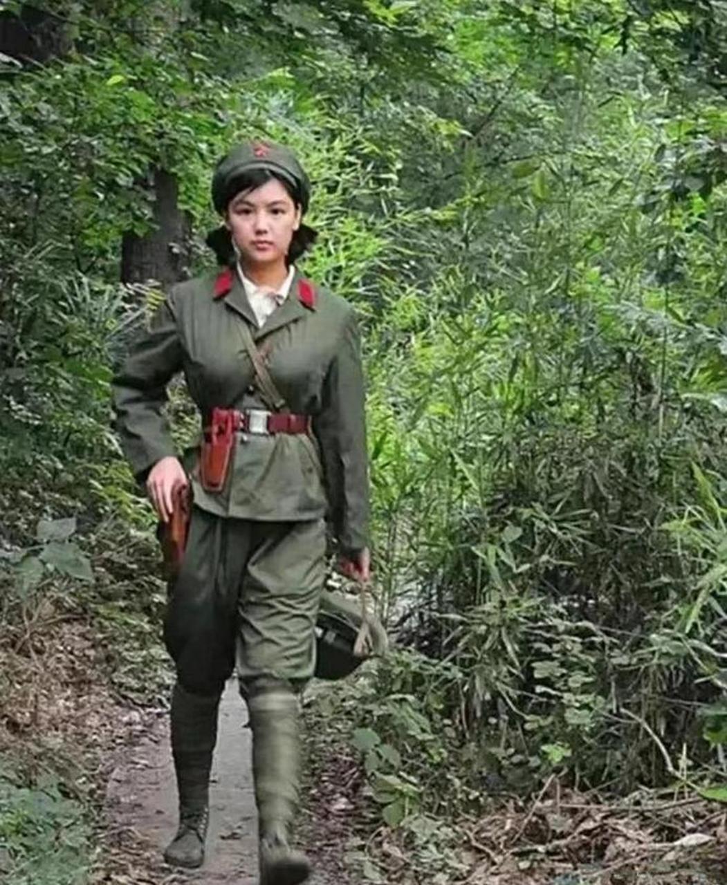 一張80年代的解放軍女兵老照片,天生麗質,結合軍裝的英氣,是一種異於