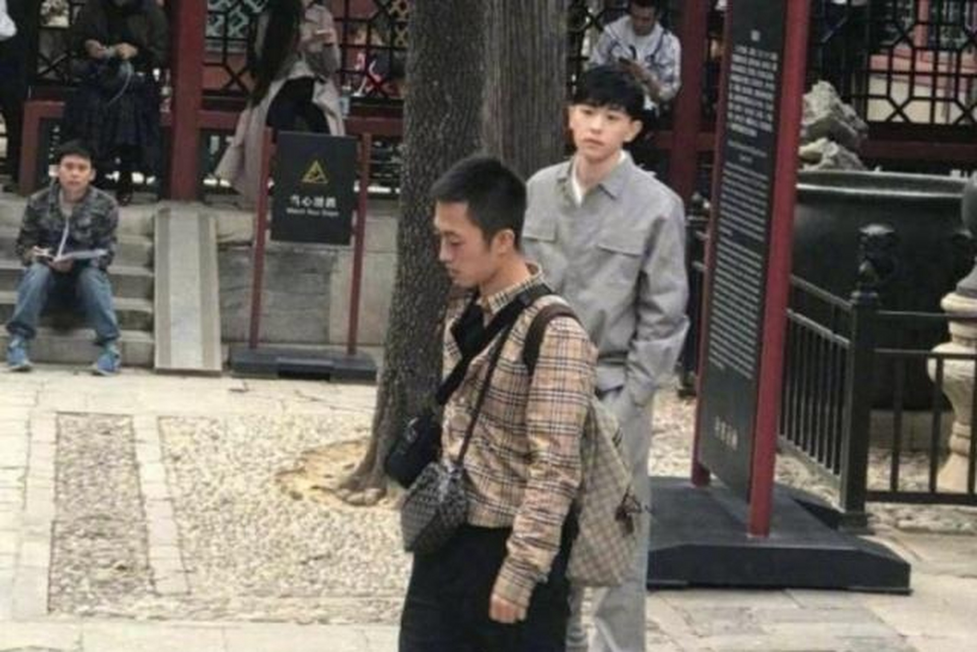 但是他的助理比他还要出名,他的助理颜值也是很高的,不仅仅是邓伦的