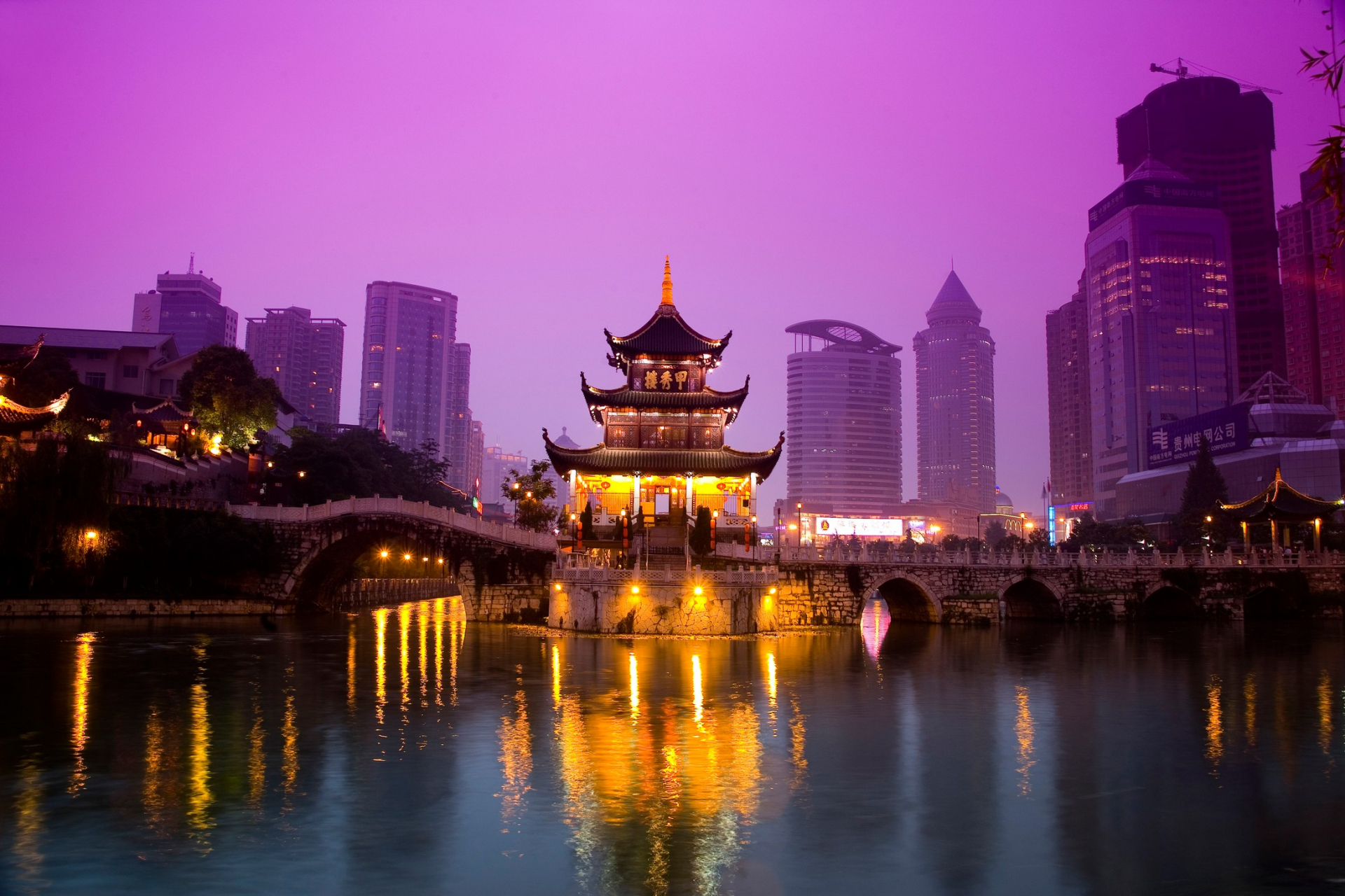 99位于贵阳市南明区翠微巷8号,坐落在南明河上,以河中的一块巨石