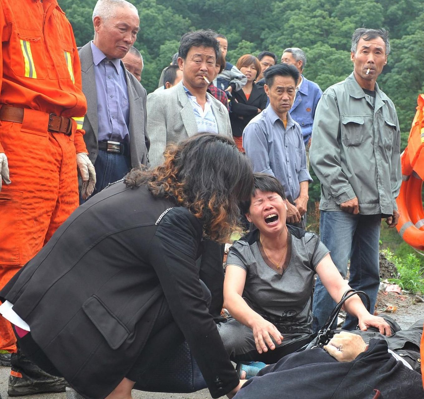 还记得重庆姐弟坠亡案吗?凶手是孩子的亲生父亲张波和继母叶诚尘.