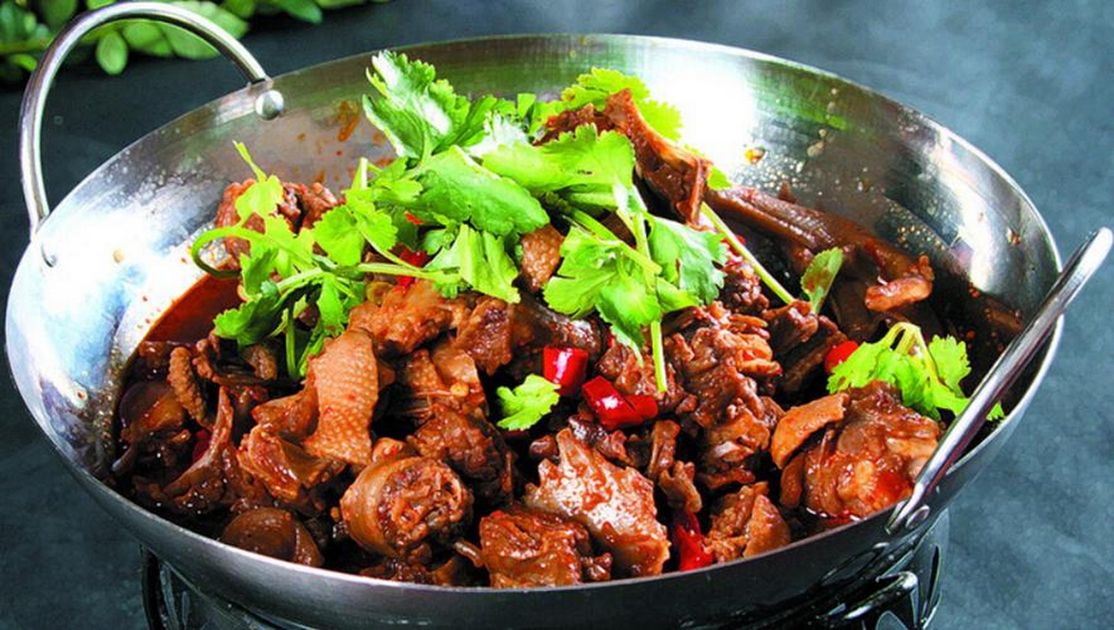 99干锅鸭肉的做法99  99干锅鸭肉是一道美味的川菜,以鸭肉为