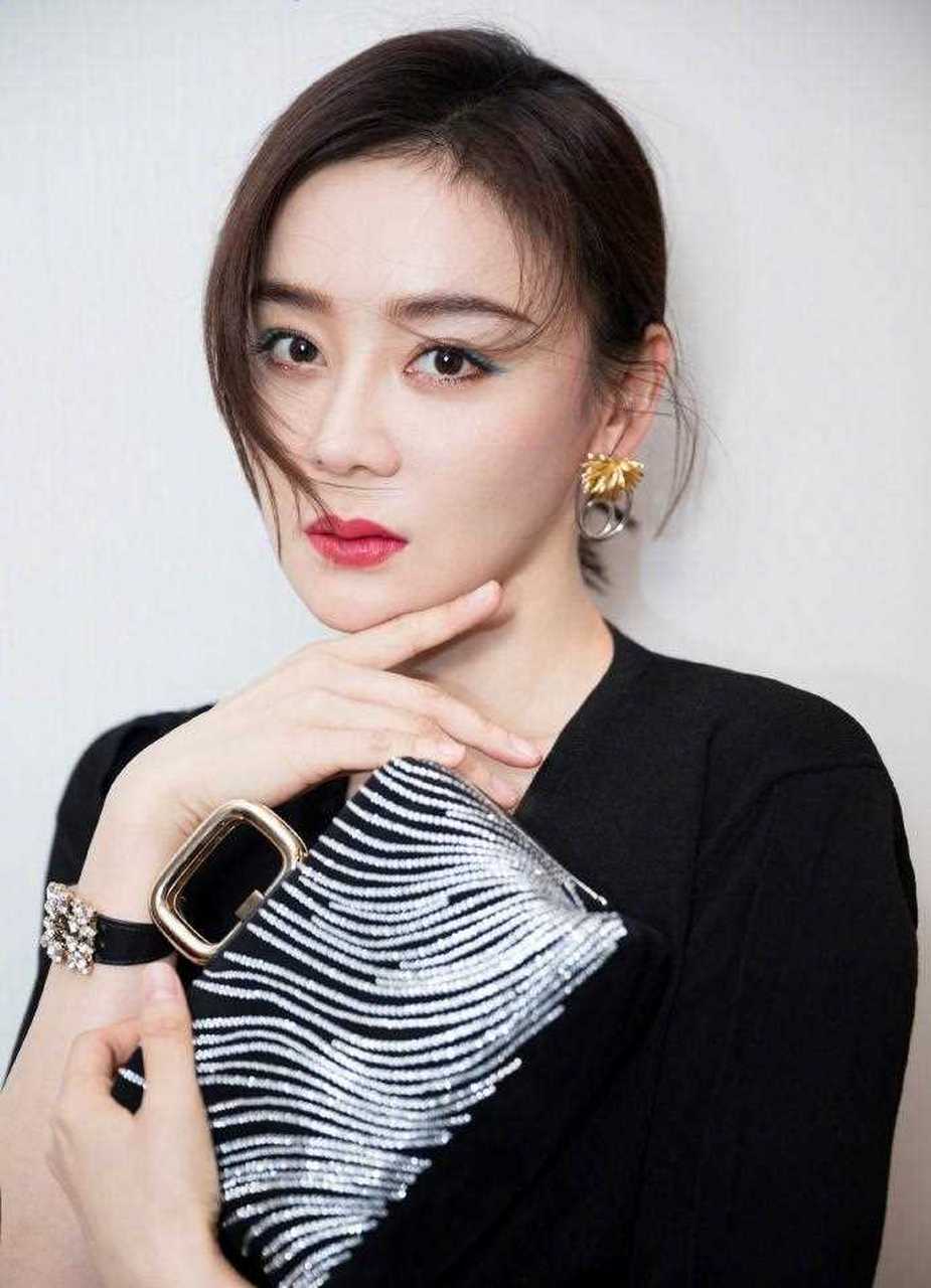 这么紧的皮裙都塞得下,绝了 袁姗姗之后每一次现身,总是让人不自觉的