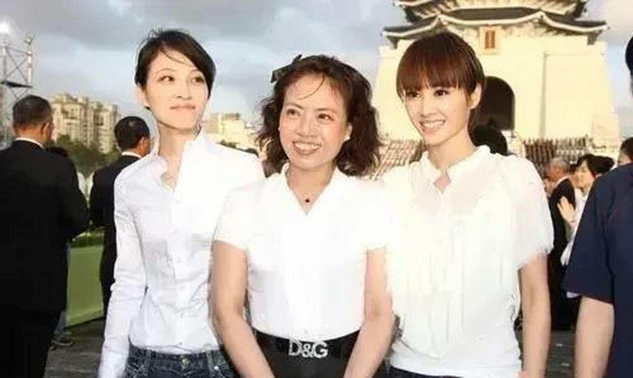 一直以来都以为蔡依林是照着林心如的脸整容的,直到看到蔡依林和妈妈