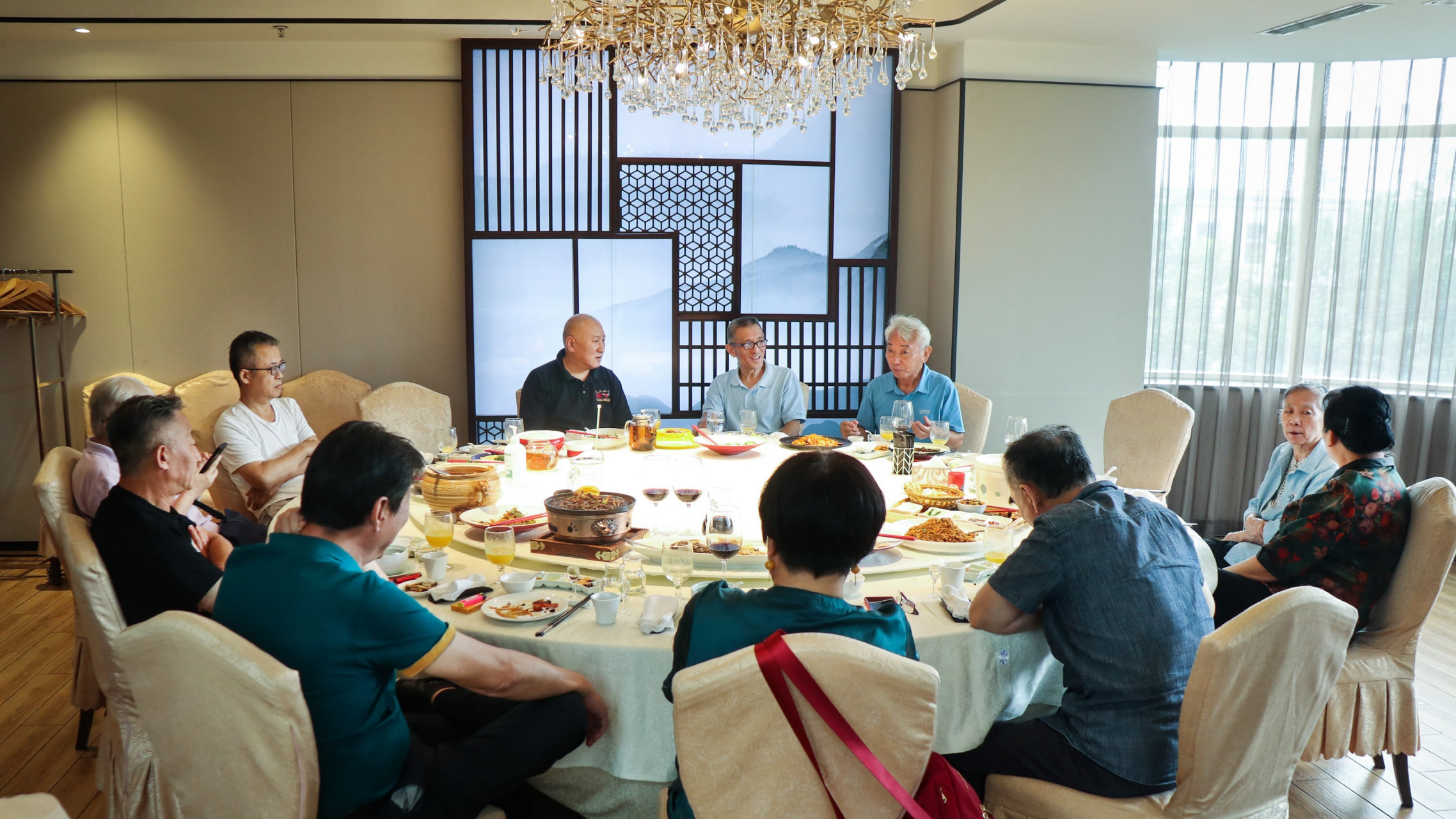 九一三50年后,空军飞行员潘景寅的女儿看望林 豆 豆,在一起吃饭,合影.