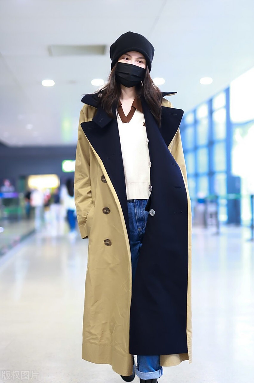 何穗机场街拍 卡其色大衣 v领毛衣 牛仔裤 毛线帽干练利落#领潮新势力