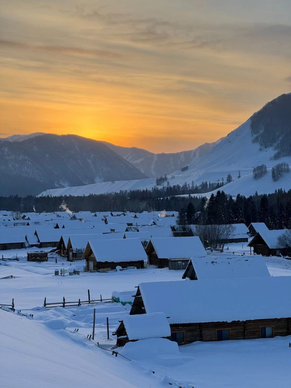 一个徒步旅行者在哈登平台观赏日出的体验,以及在禾木村度过的美好