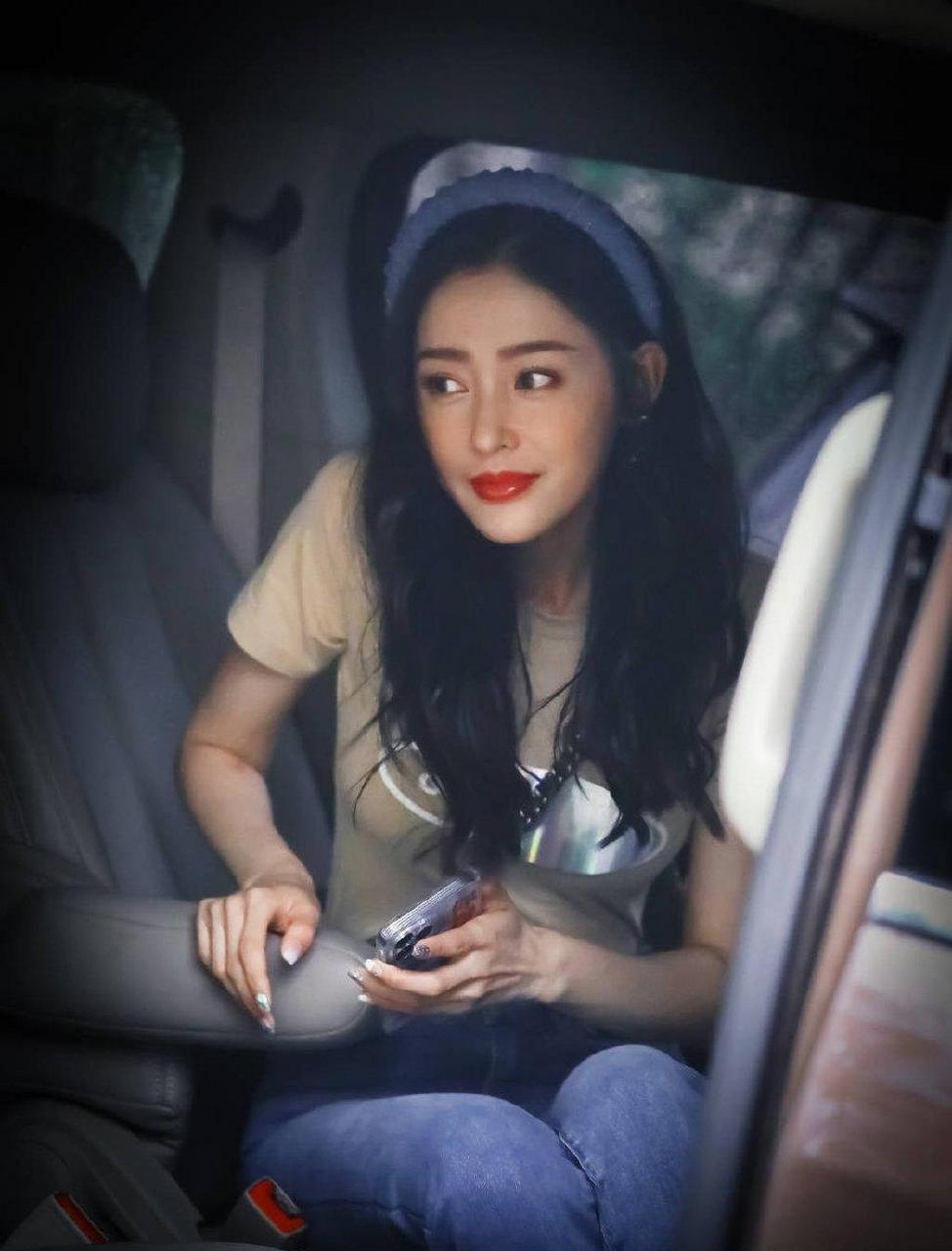 gif创作人# 张天爱一头长卷发搭配红唇,港风十足