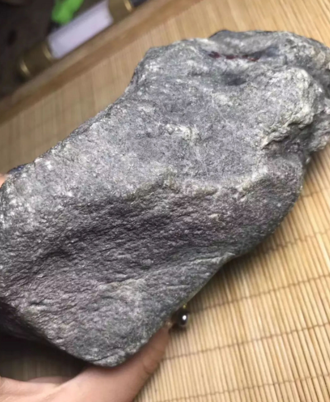 点击头像看直播# #翡翠原石# 翡翠原石,也称为翡翠明料,是指从矿床中