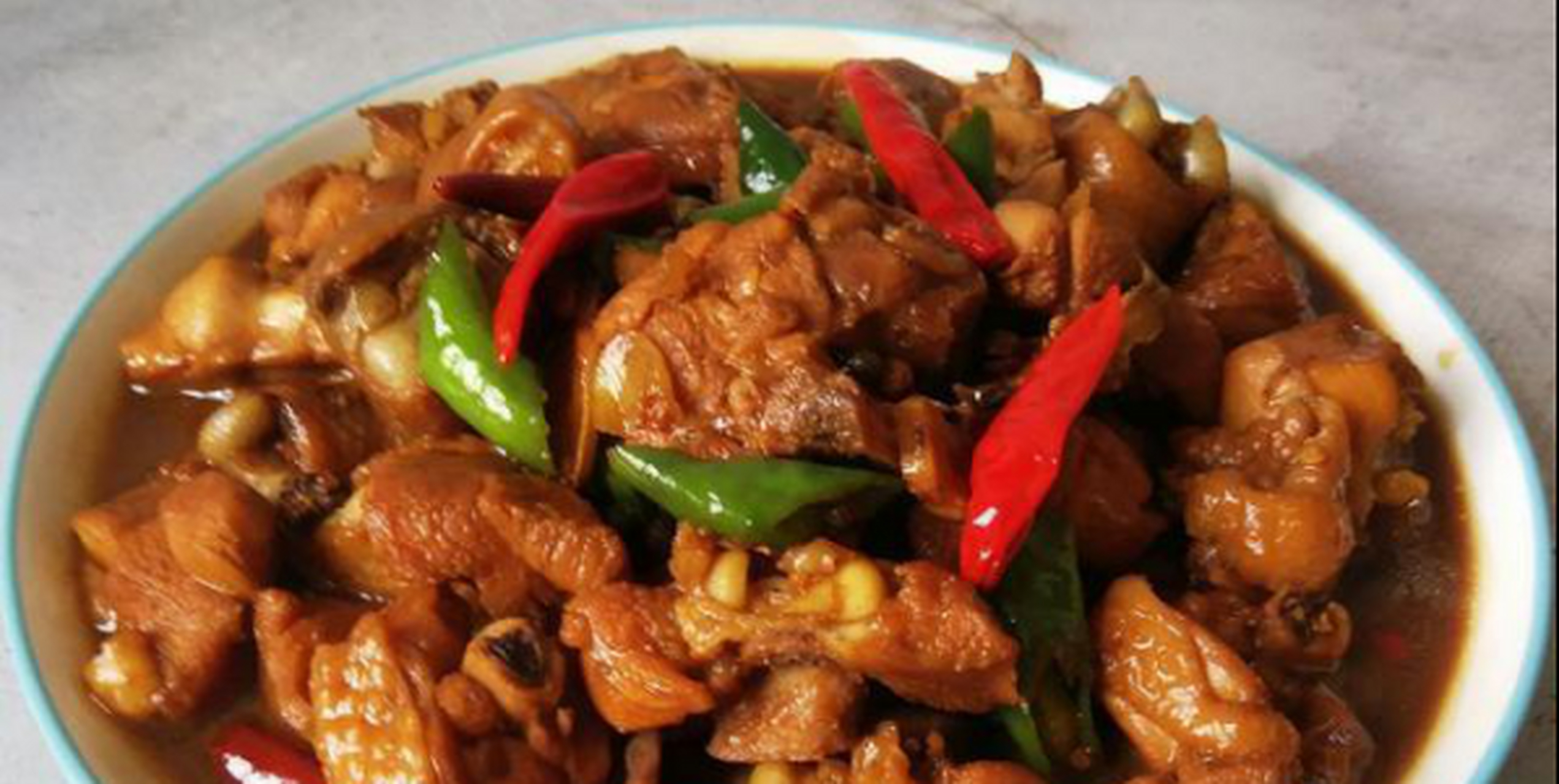 酱香鸡块[下雨] 做法:[挠头] 1,鸡腿洗净,剁成小块,冷水下锅,倒入姜片