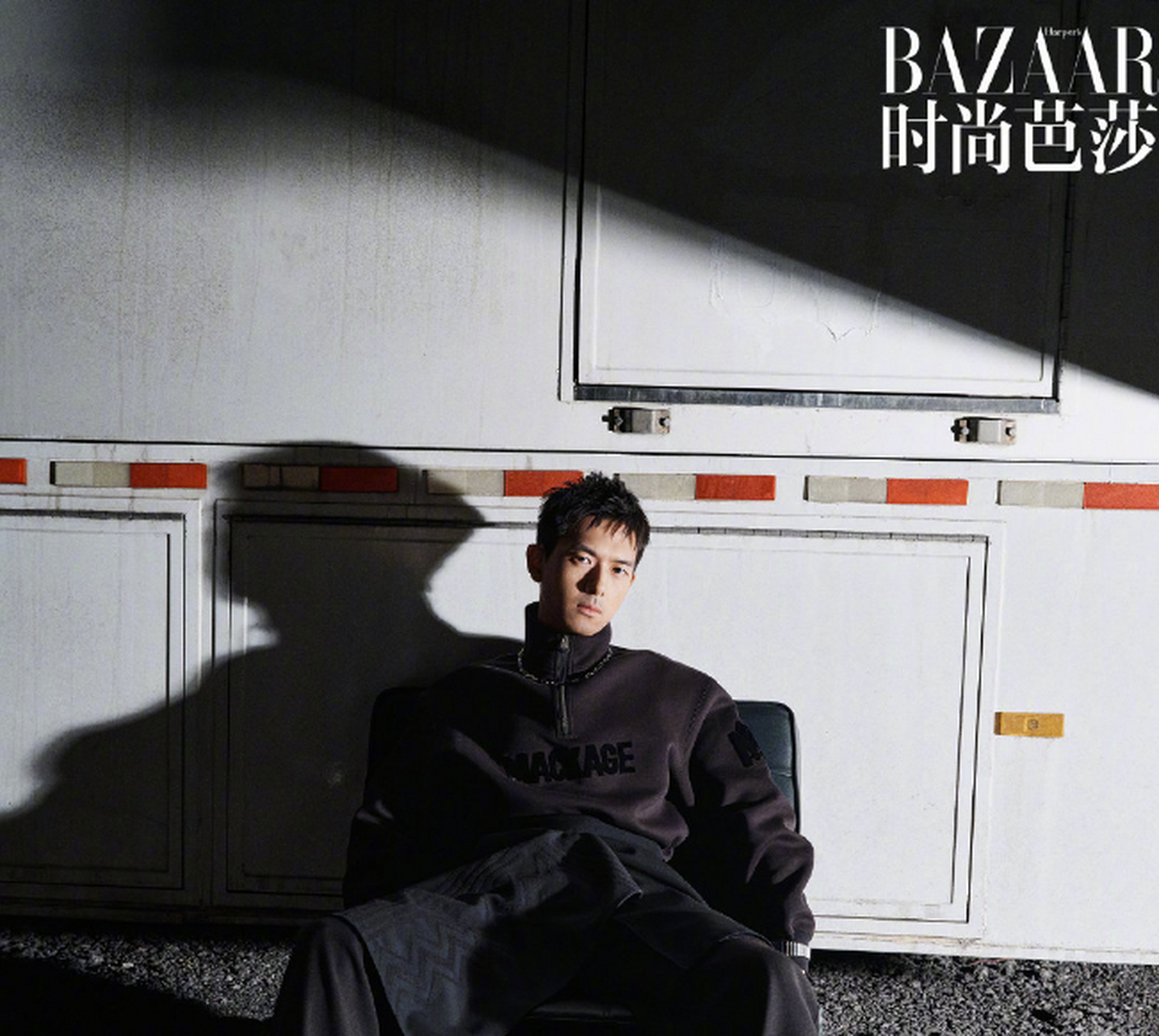 4月12日,《时尚芭莎》的官微上分享了李现《时尚芭莎》五月刊封面