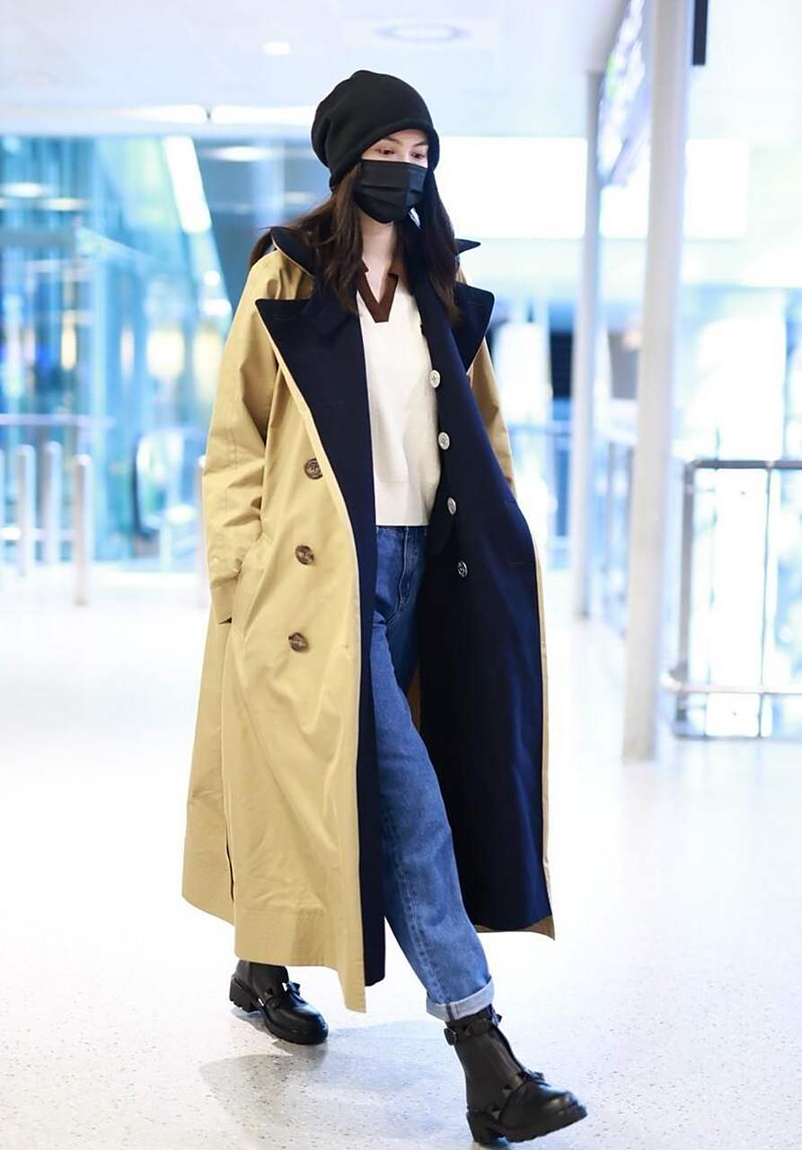 何穗机场街拍 卡其色大衣 v领毛衣 牛仔裤 毛线帽干练利落